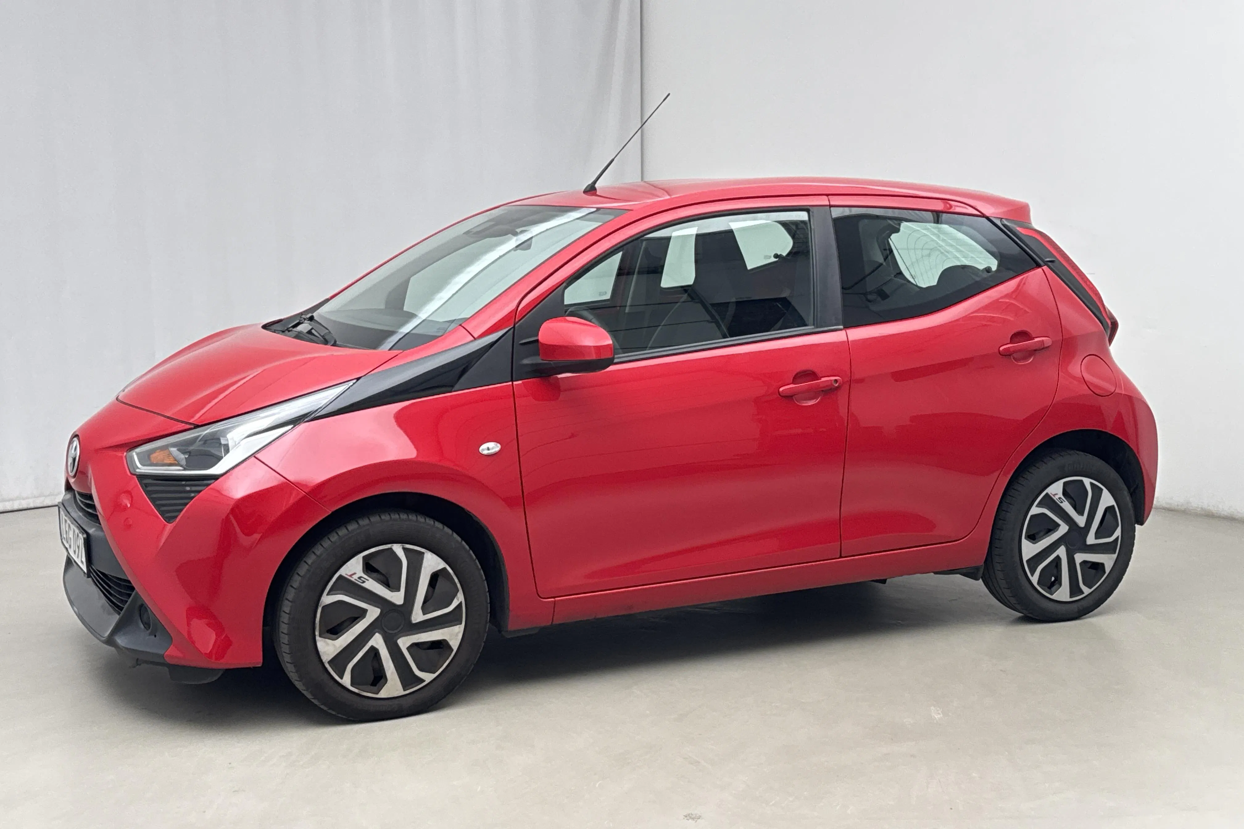 Presentationsfoto 2 av 14: Toyota Aygo 1.0 5dr (72hk) - 10 822 mil - Manuell - röd - 2021