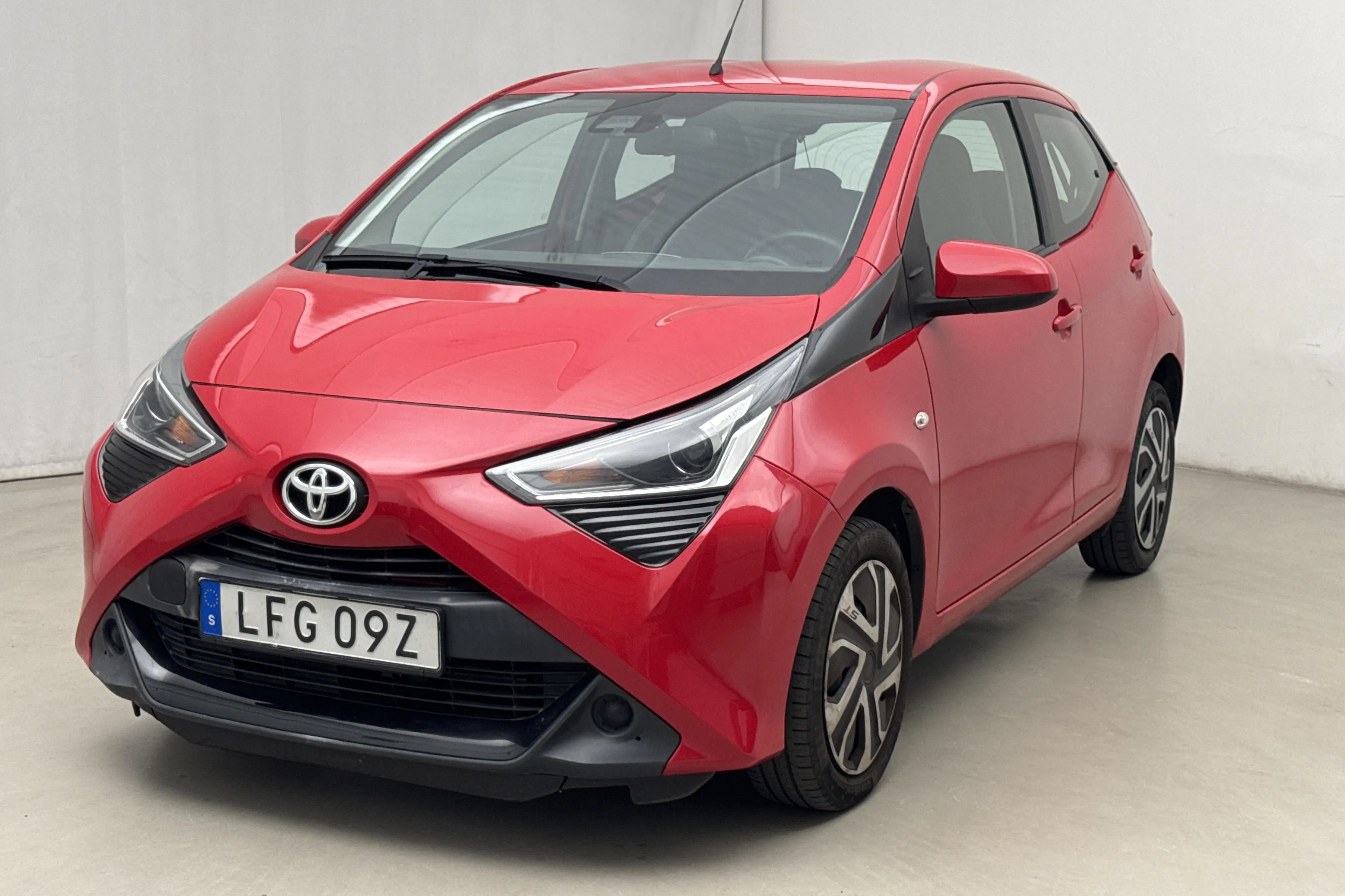 Presentationsfoto 1 av 14: Toyota Aygo 1.0 5dr (72hk) - 10 822 mil - Manuell - röd - 2021