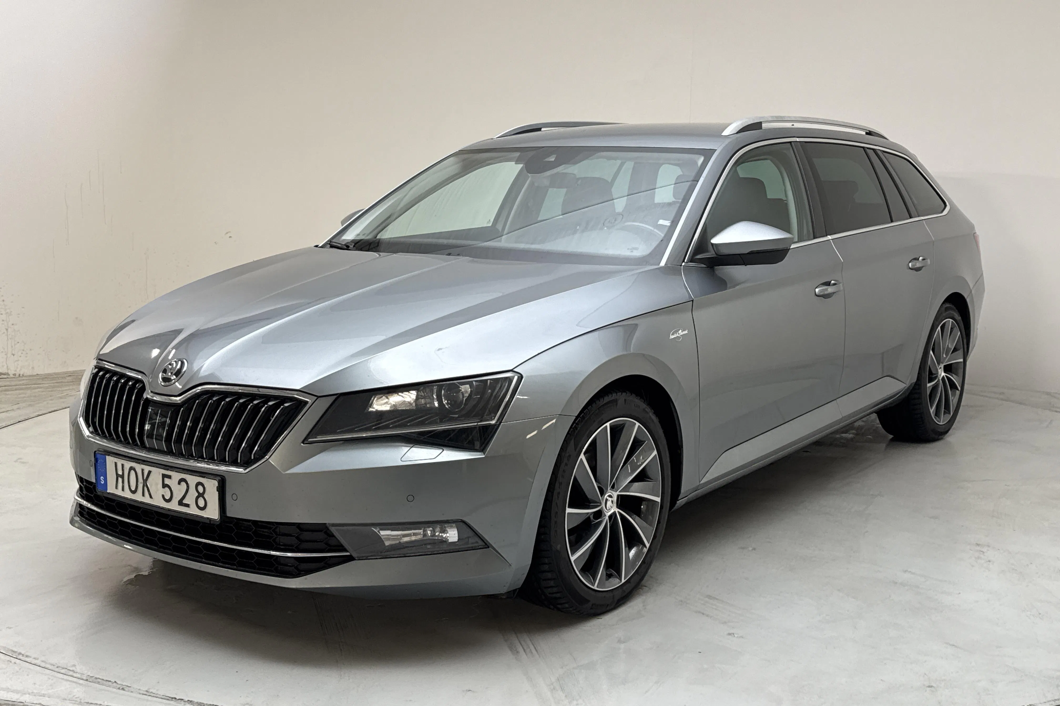 Presentationsfoto 1 av 17: Skoda Superb 2.0 TDI 4x4 Kombi (190hk) - 20 812 mil - Automat - grå - 2018