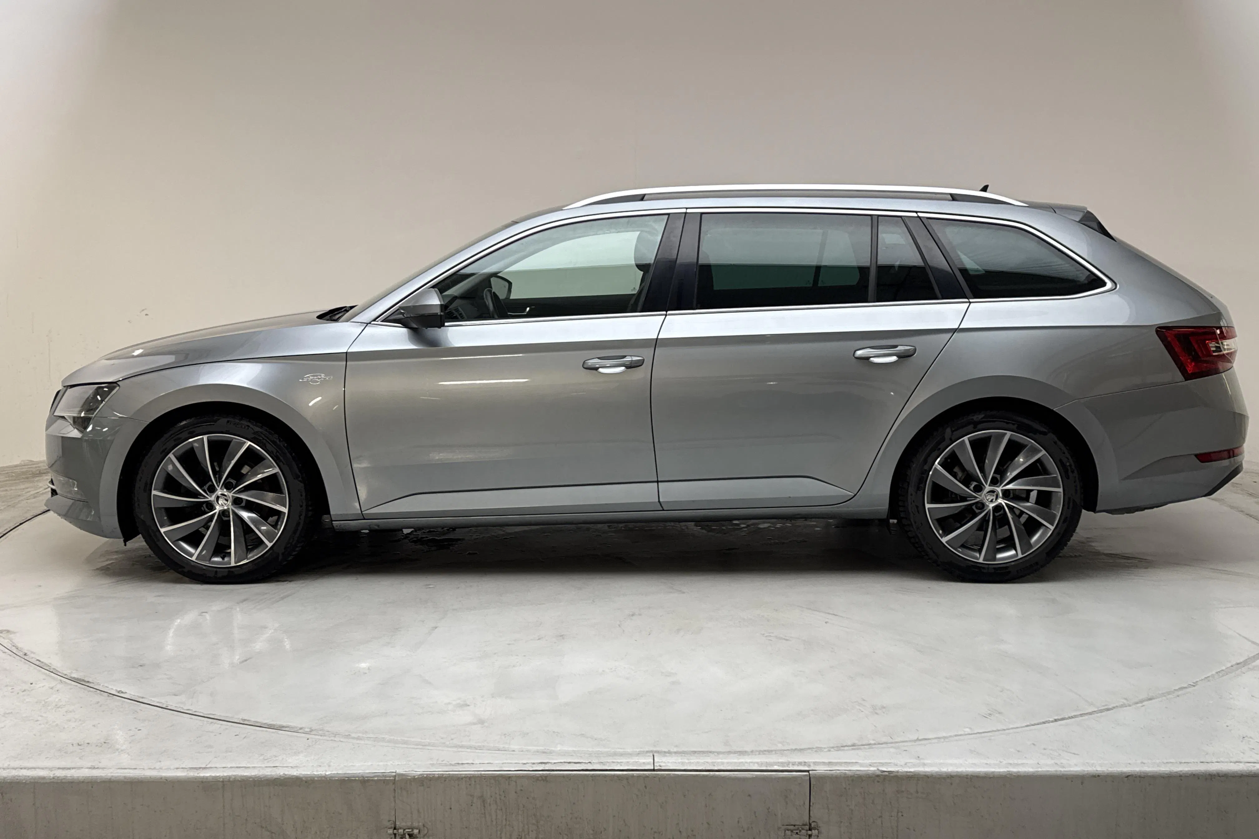 Presentationsfoto 2 av 17: Skoda Superb 2.0 TDI 4x4 Kombi (190hk) - 20 812 mil - Automat - grå - 2018