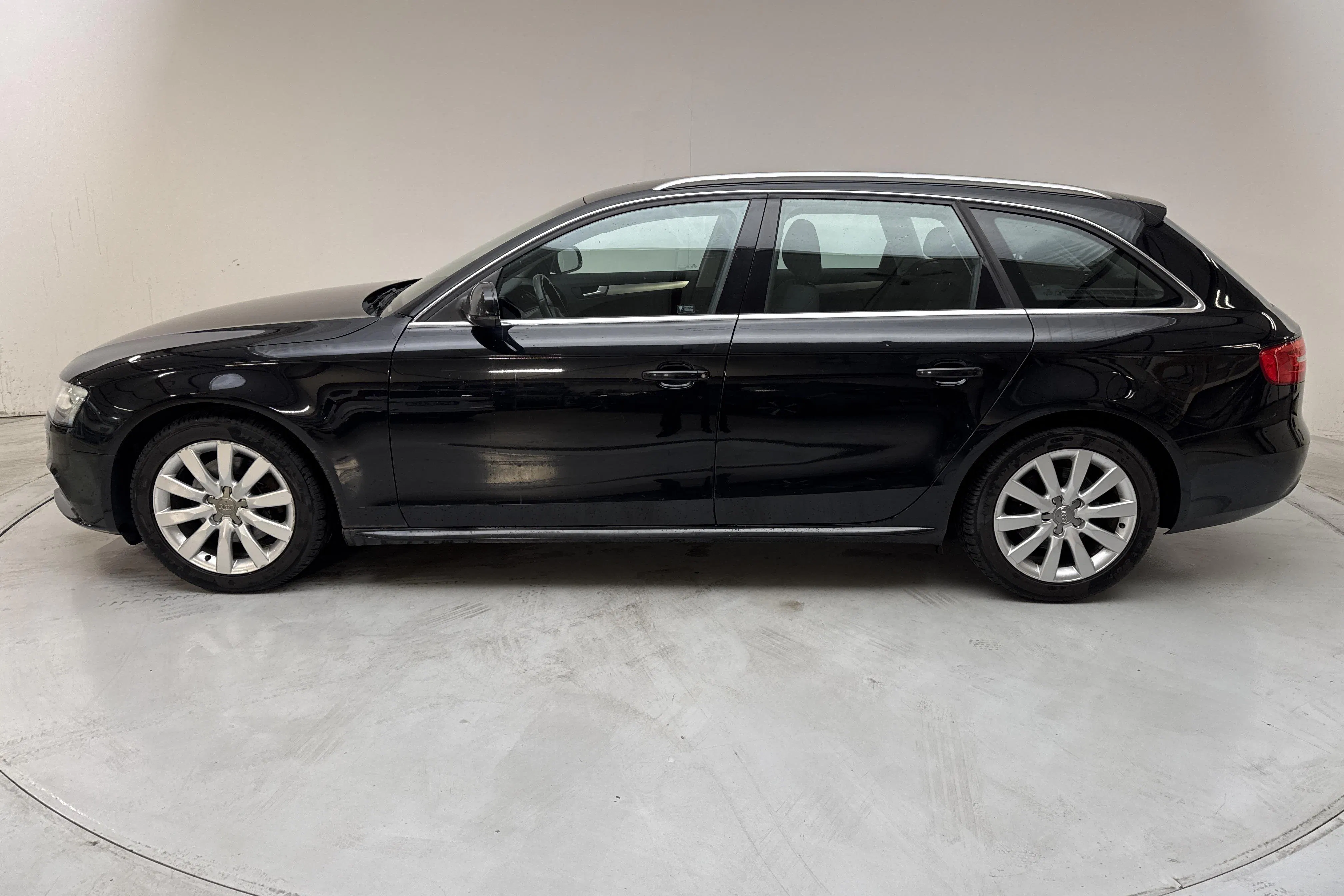 Presentation photo 2 of 13: Audi A4 2.0 TDI Avant (177hk) - 276 900 km - Automatic - black - 2013