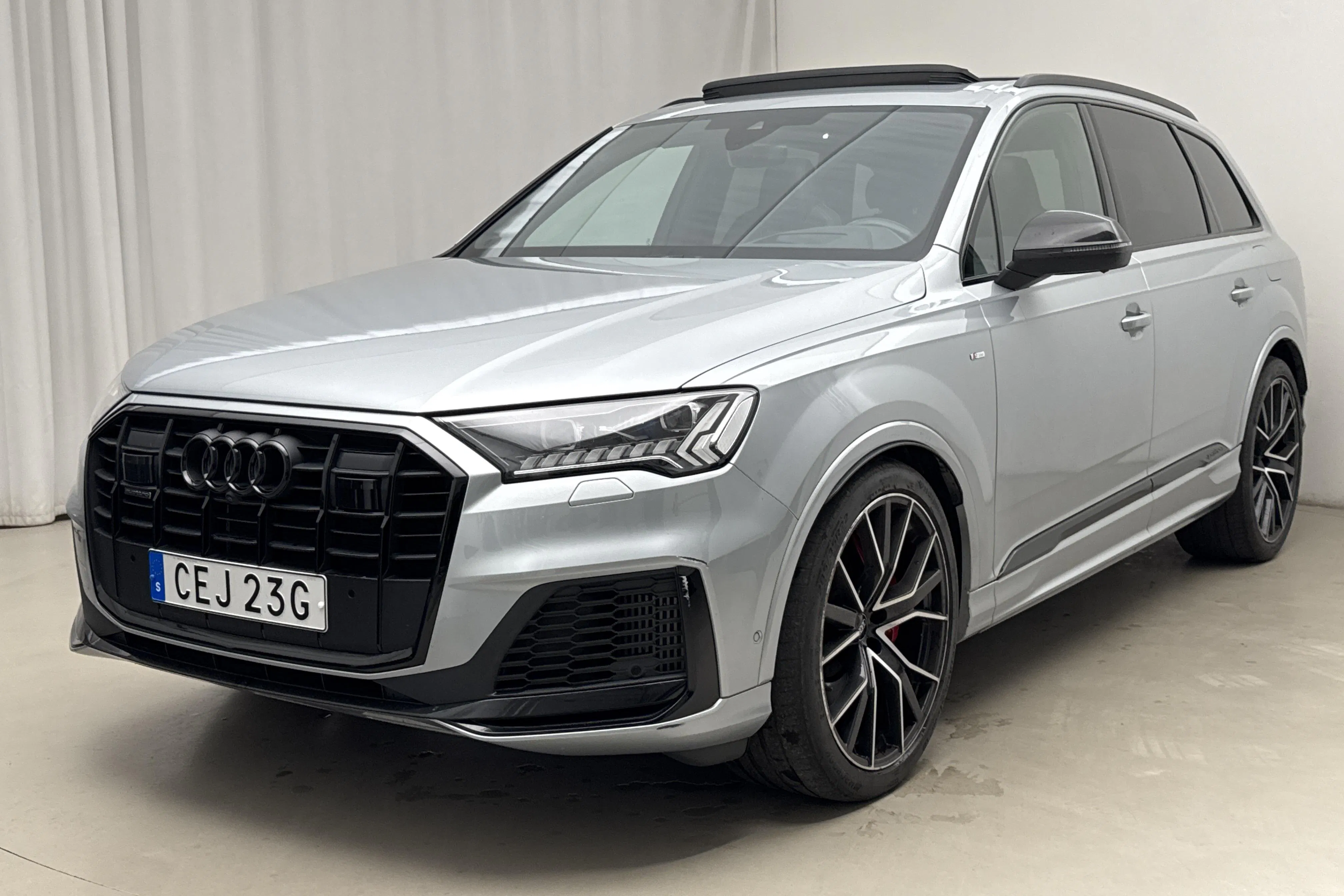 Presentationsfoto 1 av 30: Audi Q7 60 TFSI e quattro (456hk) - 6 412 mil - Automat - silver - 2023