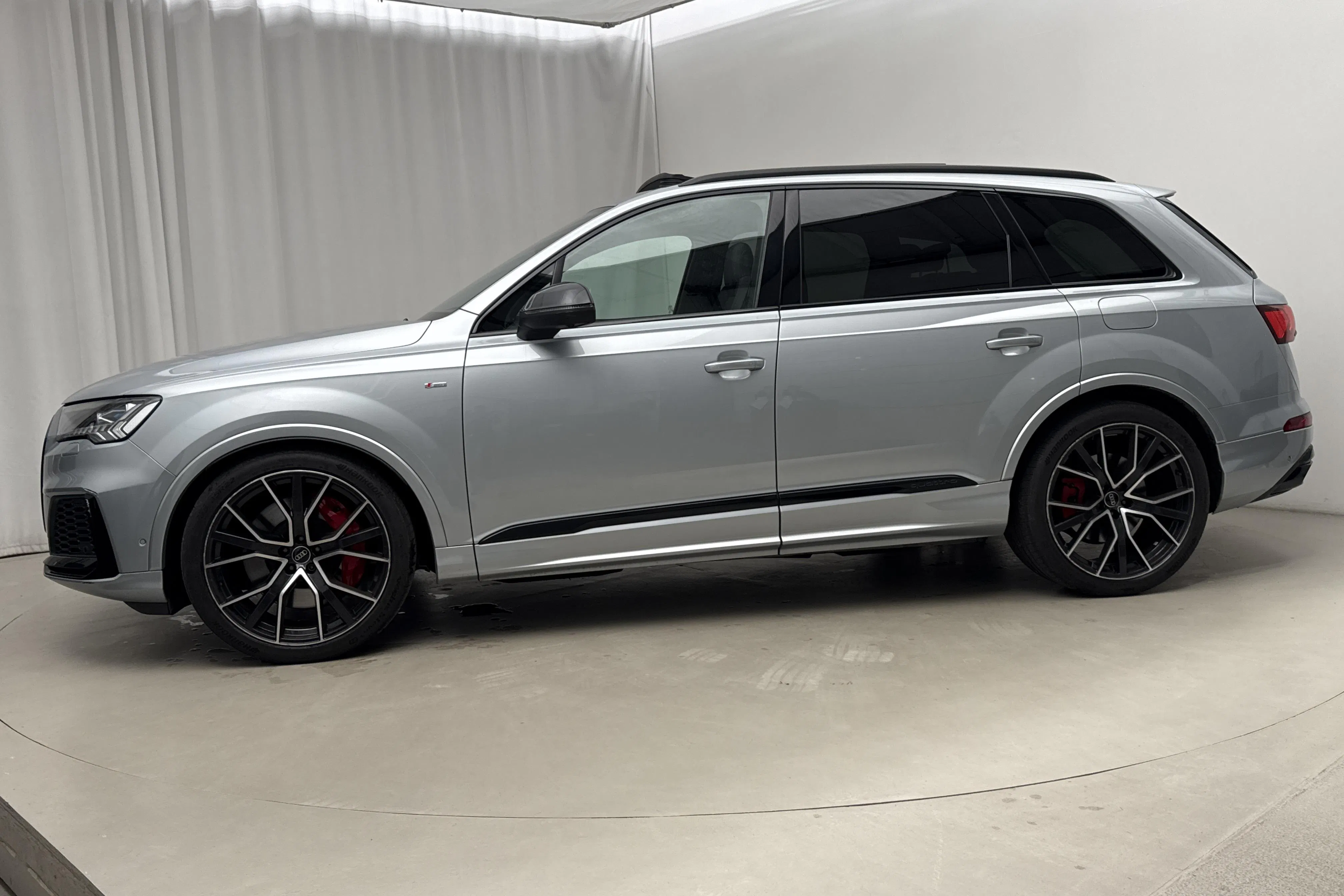 Presentationsfoto 2 av 30: Audi Q7 60 TFSI e quattro (456hk) - 6 412 mil - Automat - silver - 2023