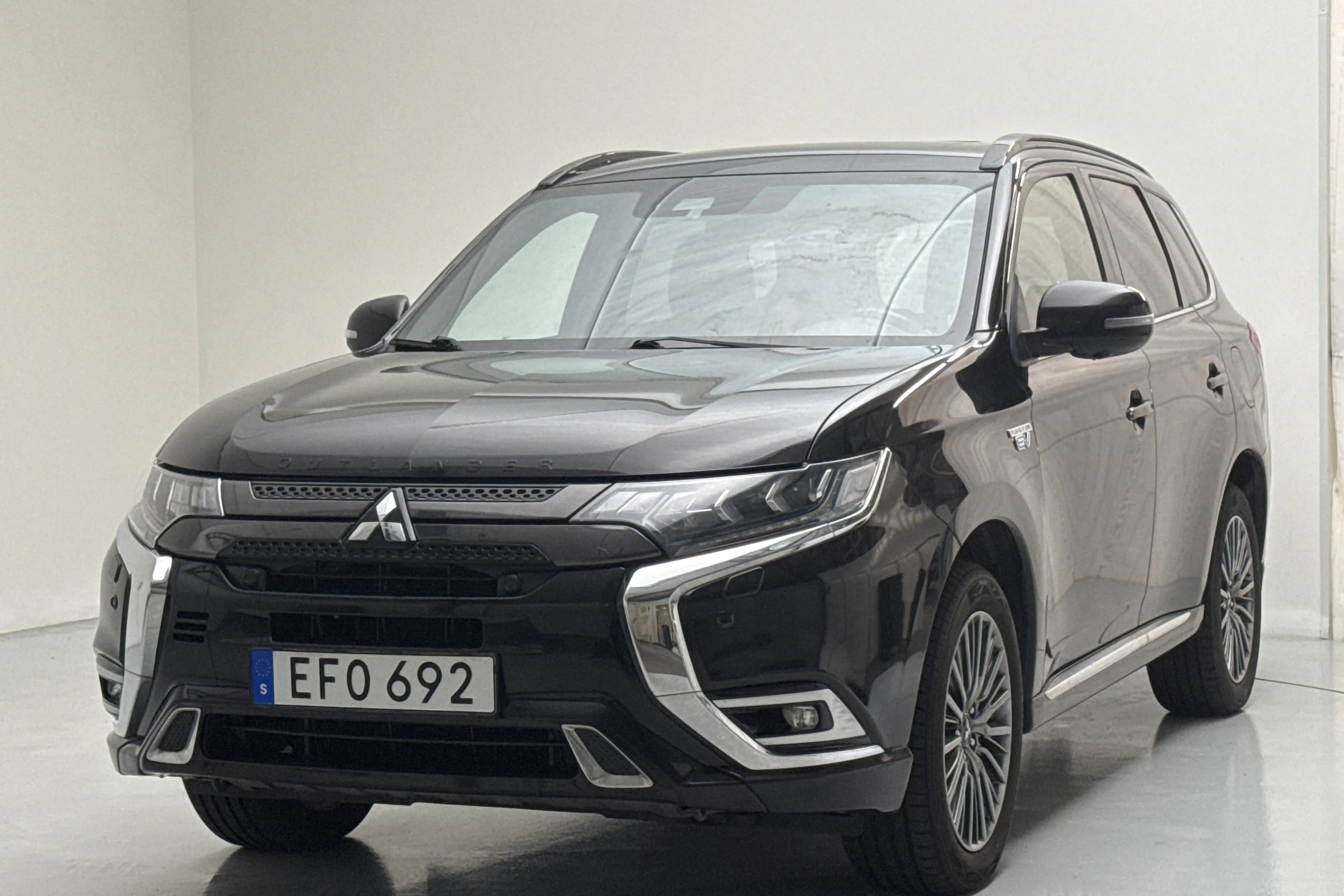 Presentationsfoto 1 av 16: Mitsubishi Outlander 2.4 Plug-in Hybrid 4WD (136hk) - 13 046 mil - Automat - svart - 2019
