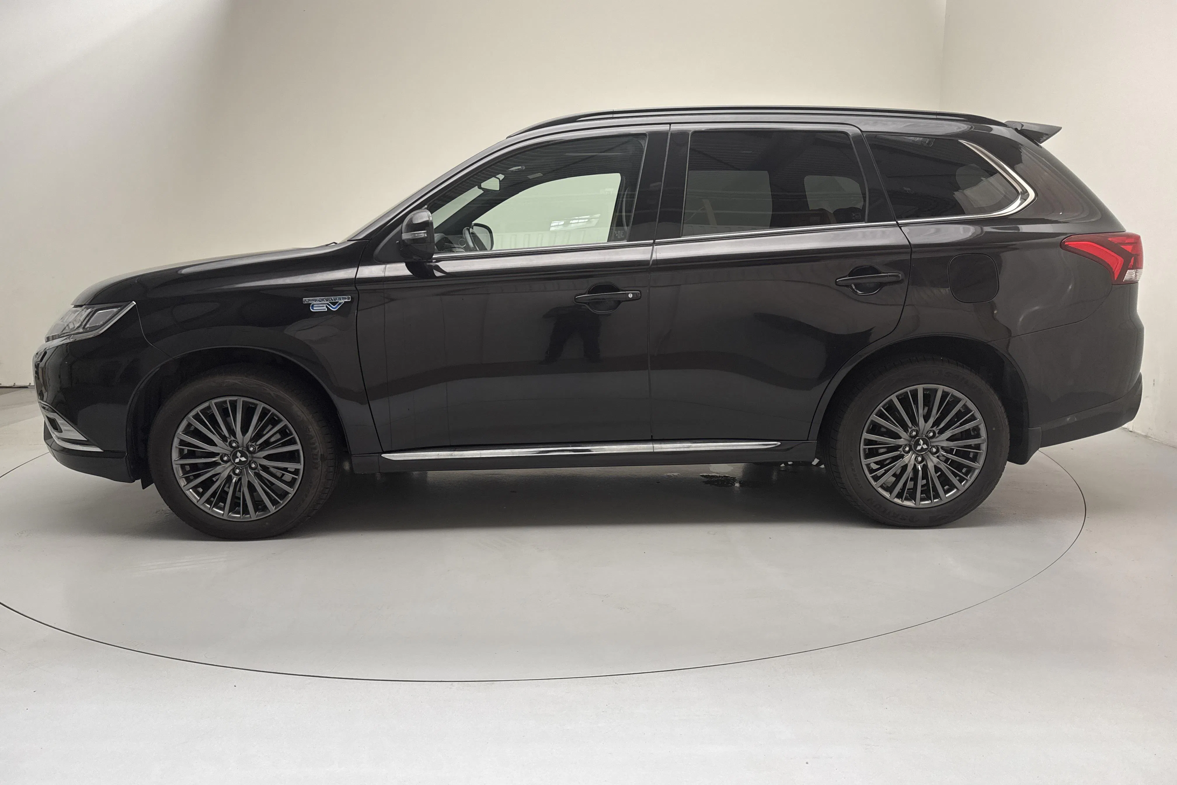 Presentationsfoto 2 av 16: Mitsubishi Outlander 2.4 Plug-in Hybrid 4WD (136hk) - 13 046 mil - Automat - svart - 2019
