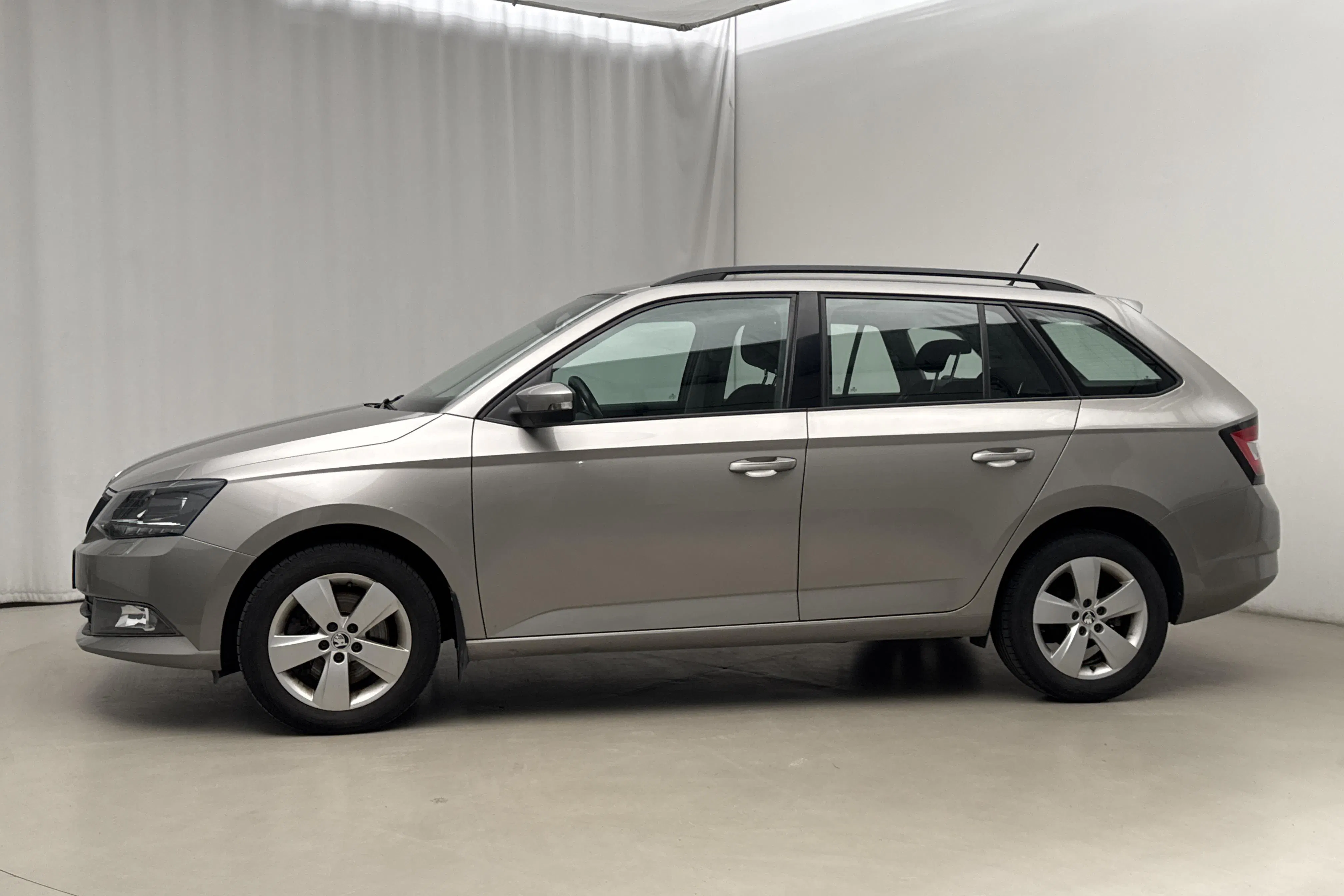 Presentation photo 2 of 16: Skoda Fabia 1.2 TSI Kombi (110hk) - 69 300 km - Manual - light brown - 2016