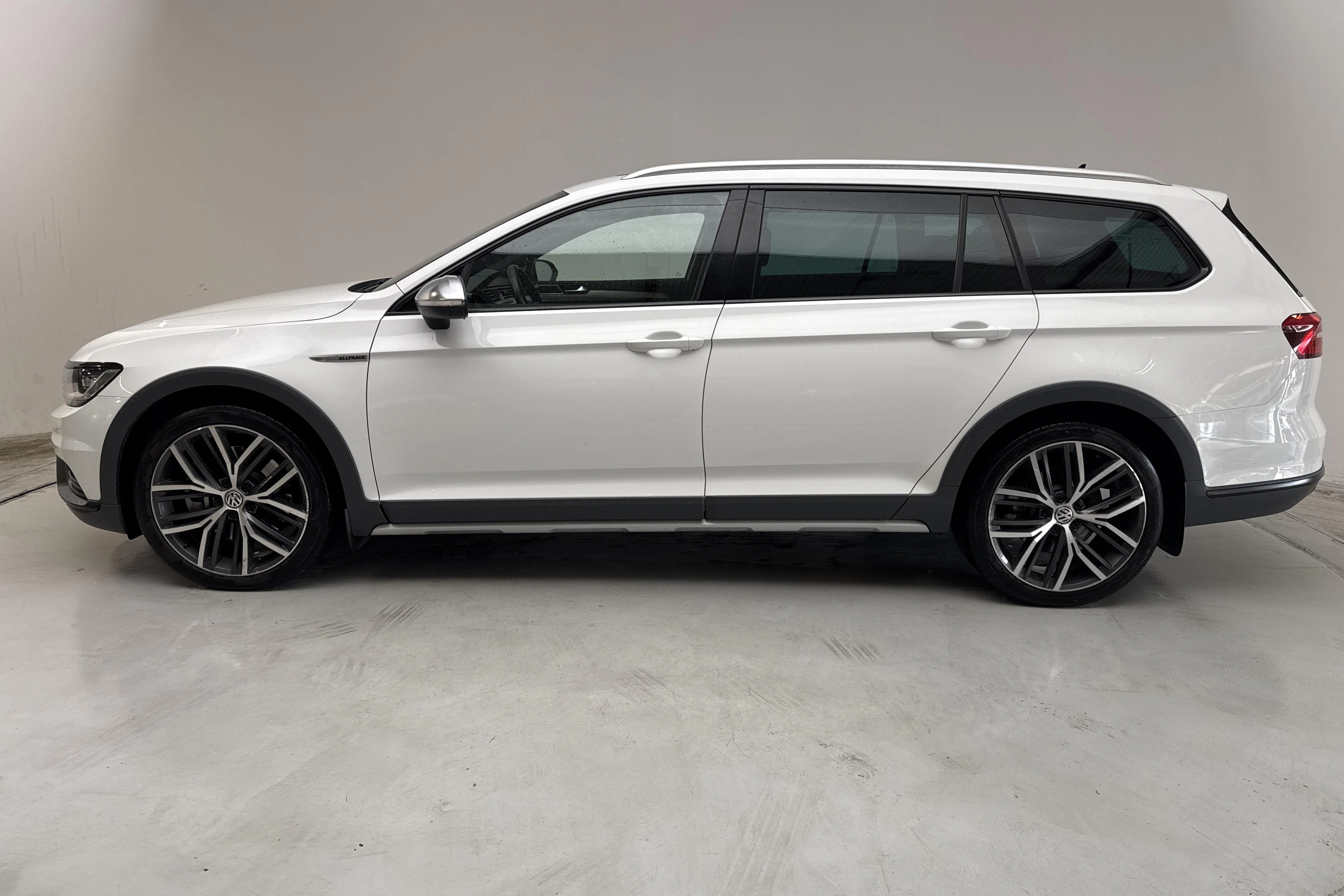 Presentation photo 2 of 15: VW Passat Alltrack 2.0 TDI Sportscombi 4MOTION (240hk) - 175 090 km - Automatic - white - 2017
