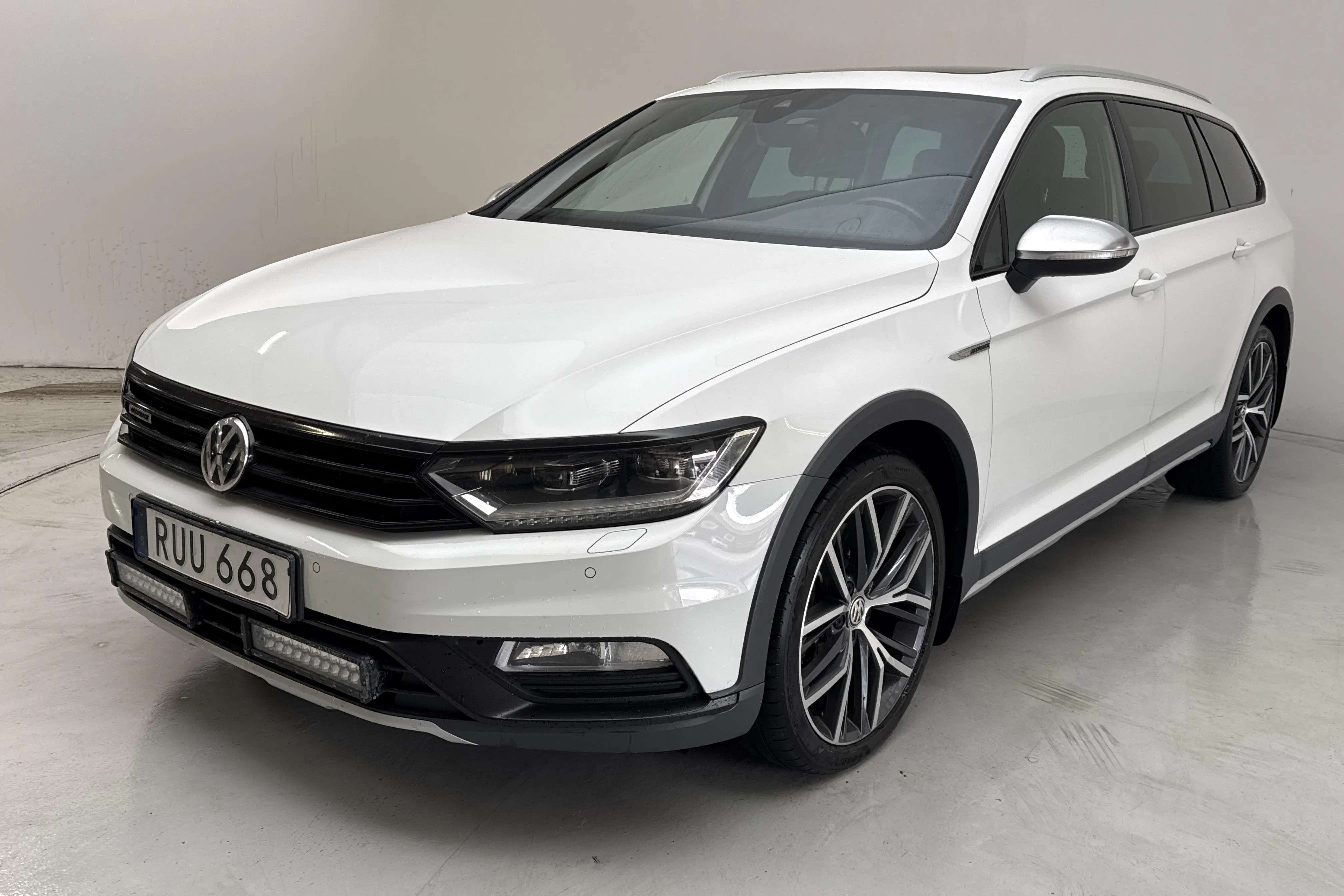 Presentation photo 1 of 15: VW Passat Alltrack 2.0 TDI Sportscombi 4MOTION (240hk) - 175 090 km - Automatic - white - 2017