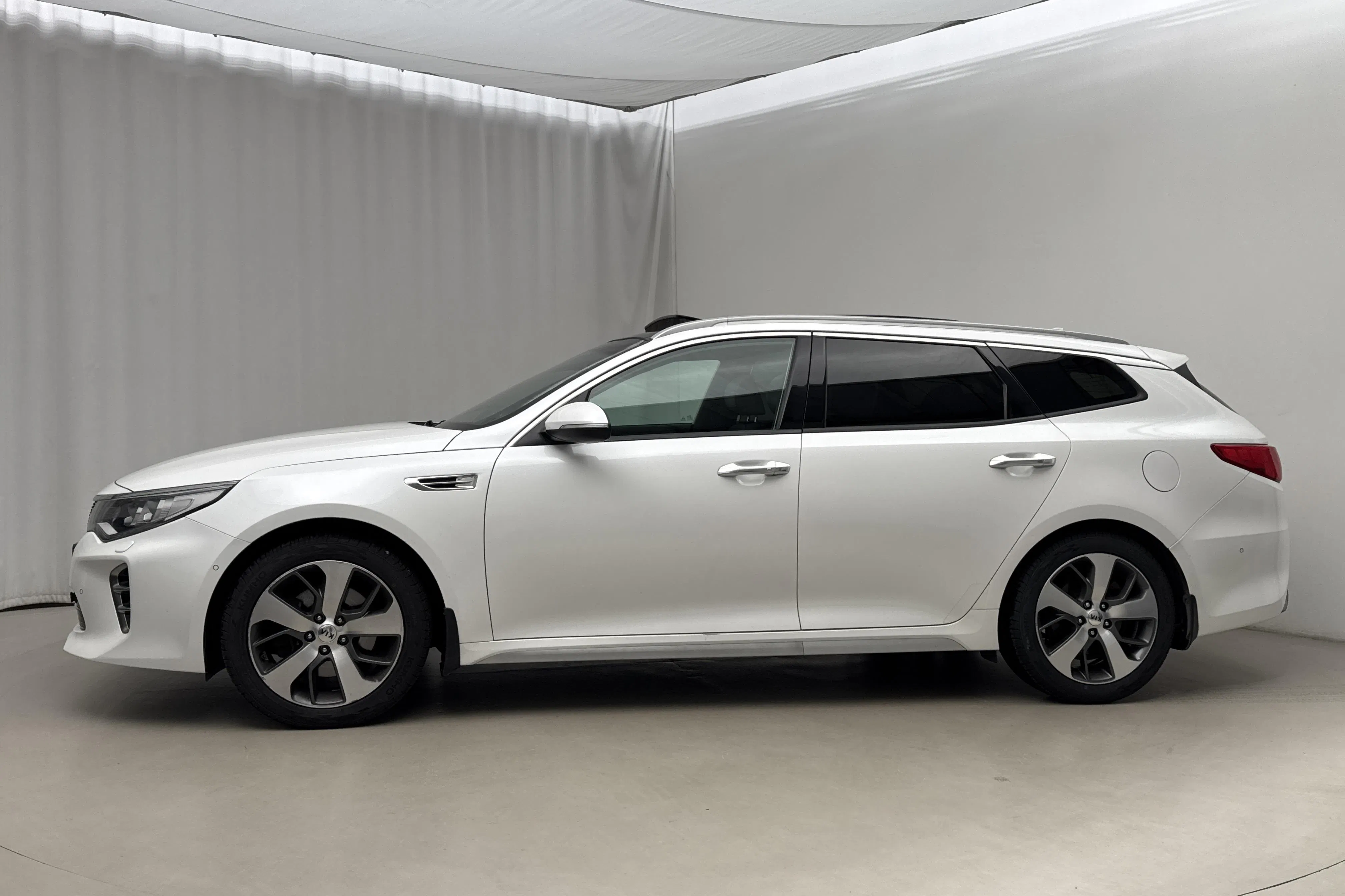 Presentationsfoto 2 av 22: KIA Optima 1.7 CRDi SW (141hk) - 20 899 mil - Automat - vit - 2017