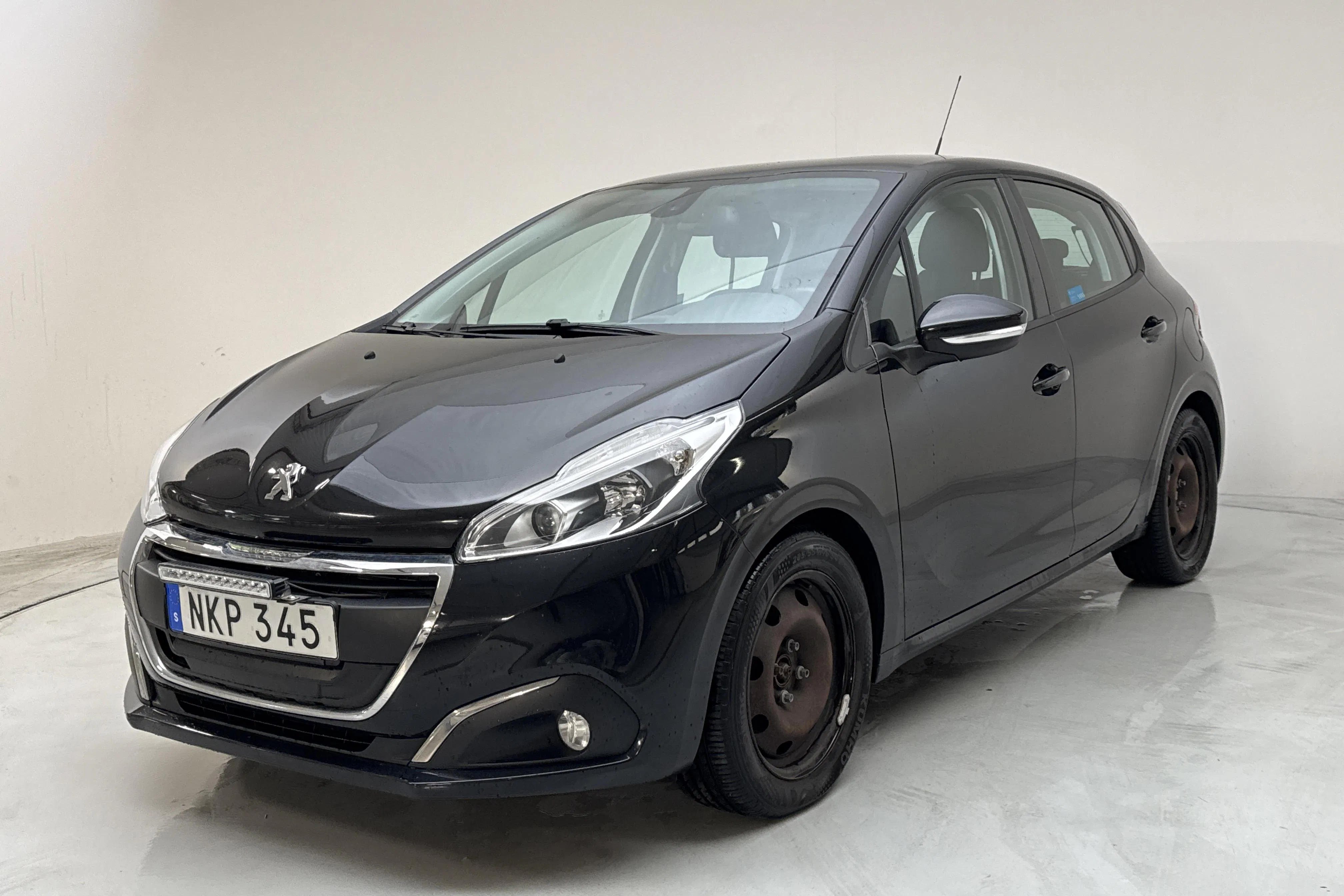 Presentation photo 1 of 12: Peugeot 208 PureTech 5dr (82hk) - 68 410 km - Automatic - black - 2018