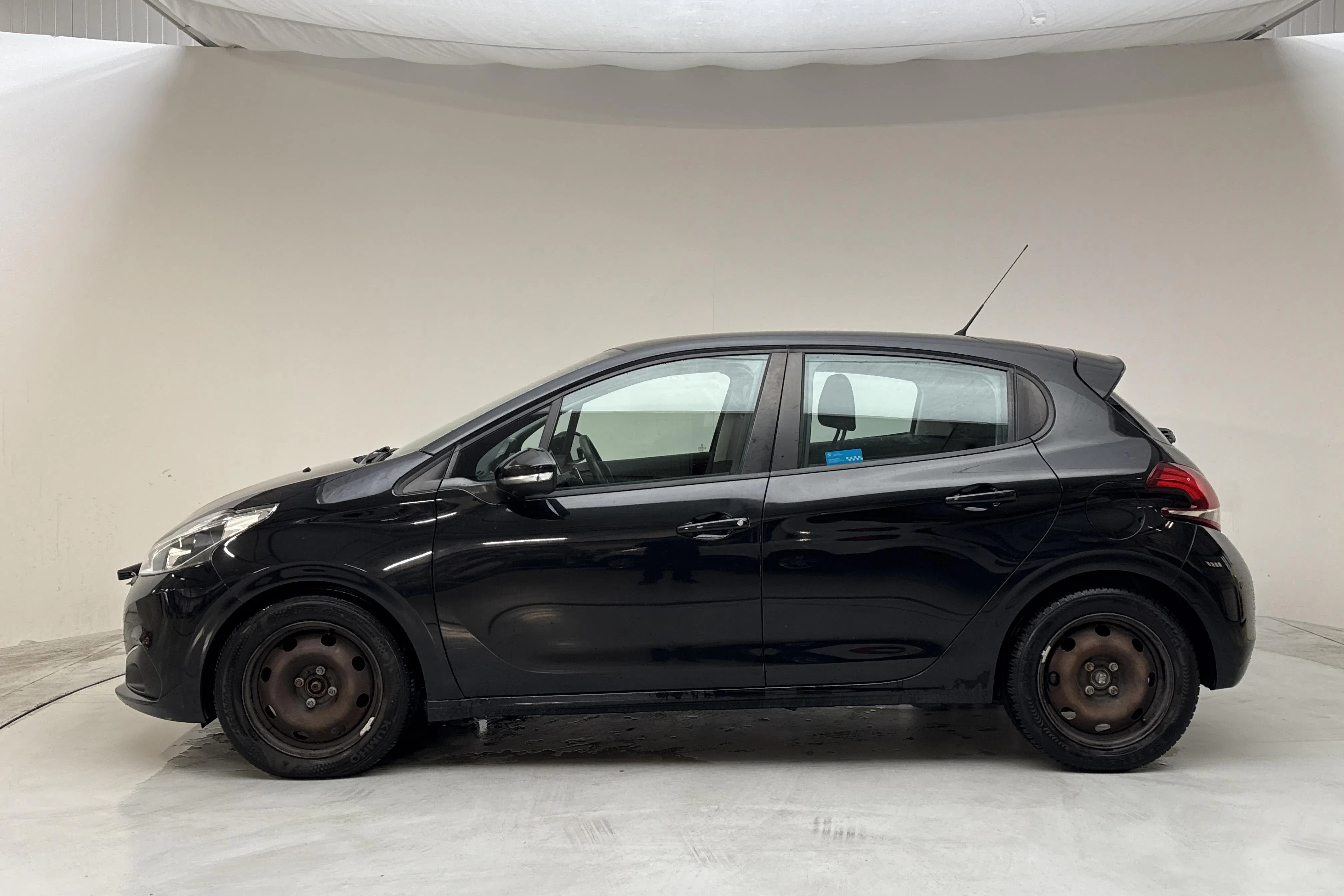Presentation photo 2 of 12: Peugeot 208 PureTech 5dr (82hk) - 68 410 km - Automatic - black - 2018