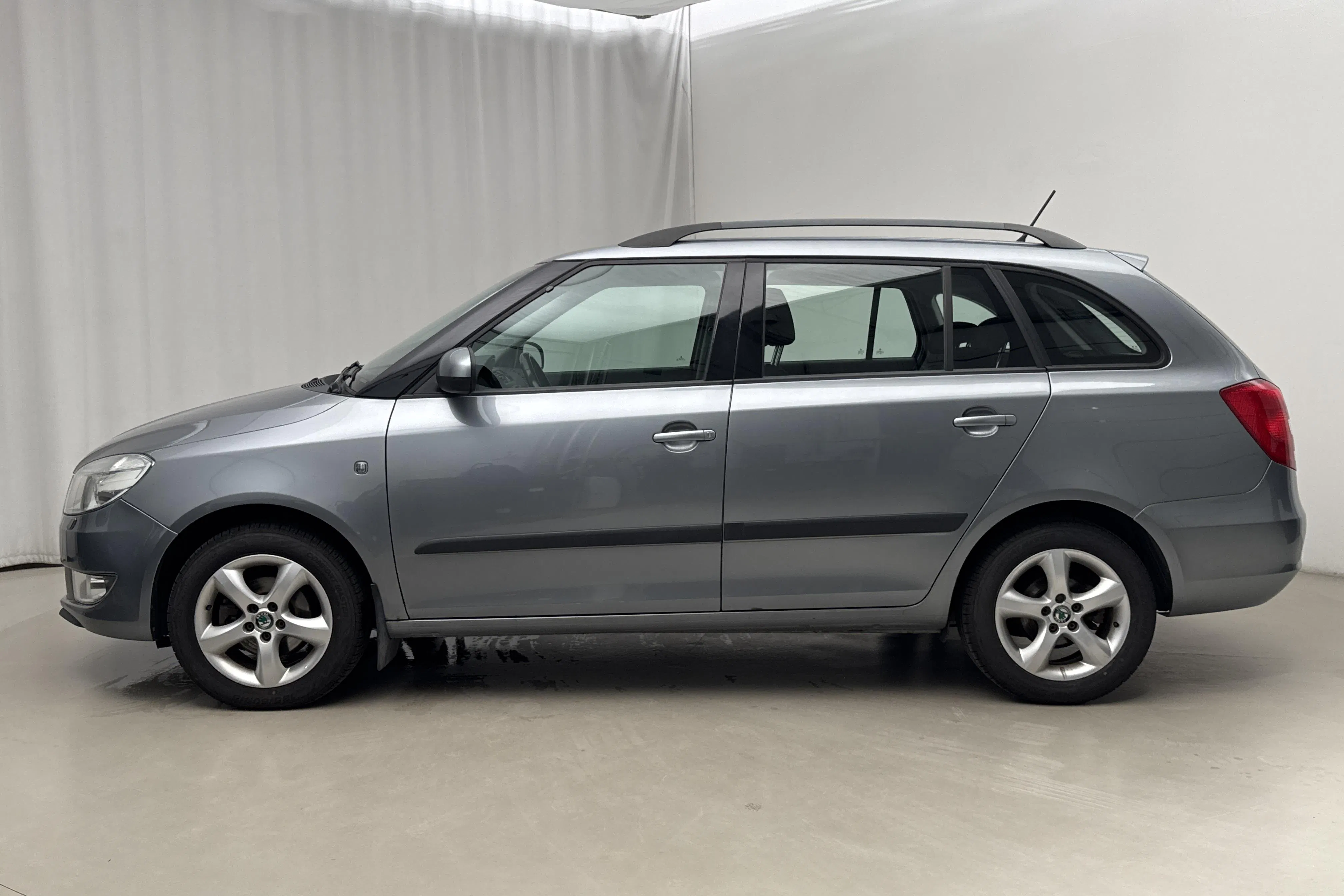Presentation photo 2 of 17: Skoda Fabia 1.2 TSI Combi (86hk) - 82 660 km - Manual - silver - 2013