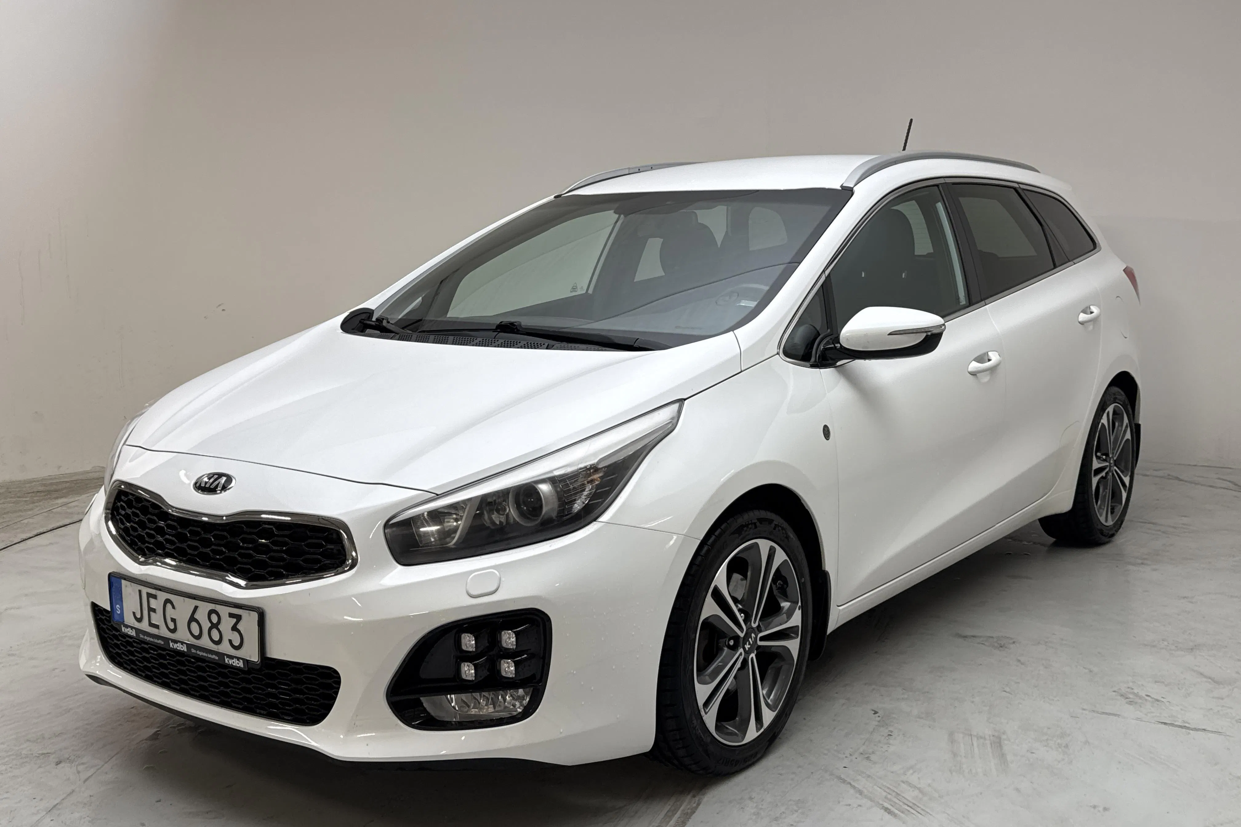 Presentation photo 1 of 13: KIA Cee'd 1.6 CRDi SW (136hk) - 118 480 km - Manual - white - 2016