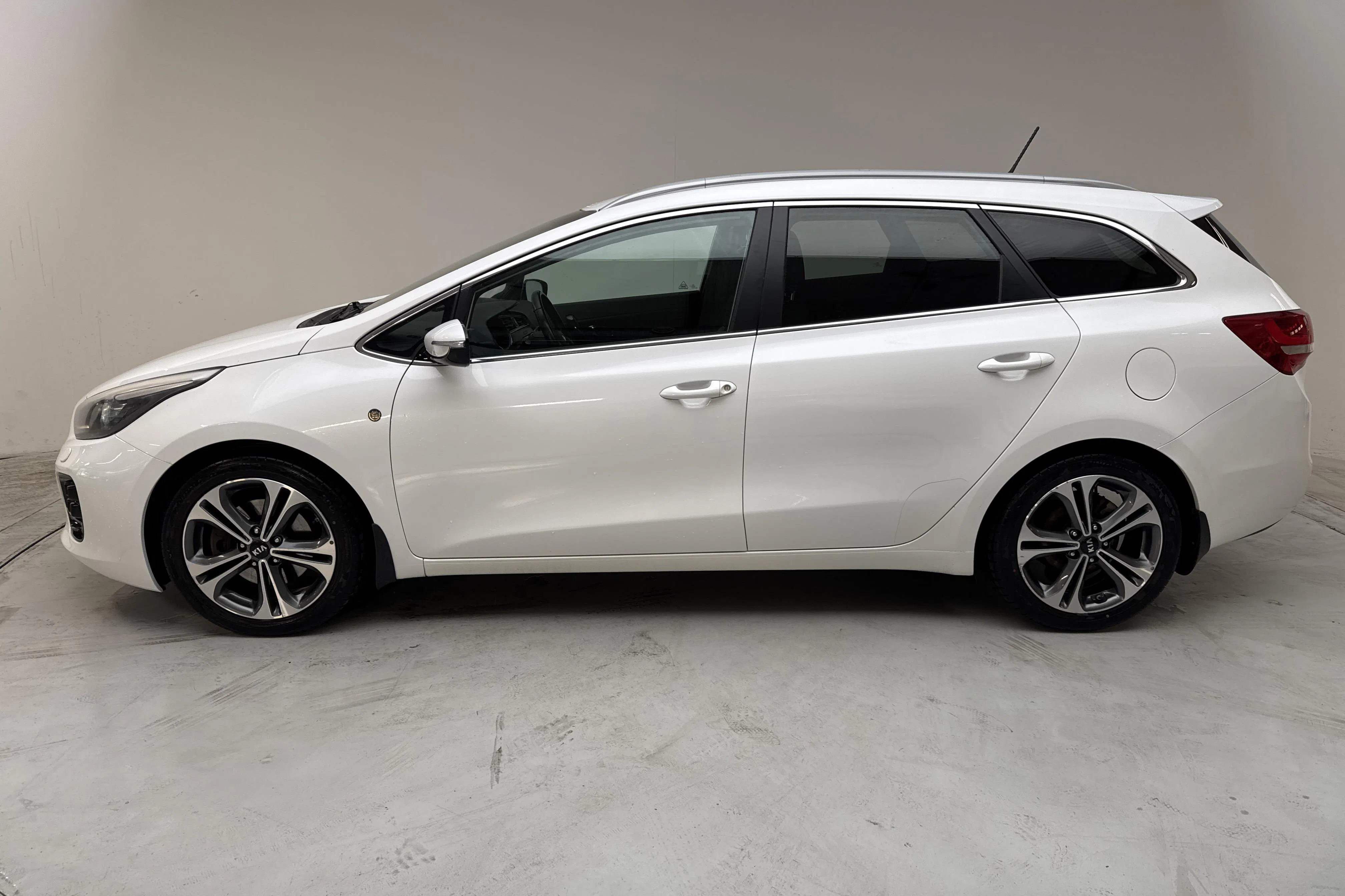Presentation photo 2 of 13: KIA Cee'd 1.6 CRDi SW (136hk) - 118 480 km - Manual - white - 2016