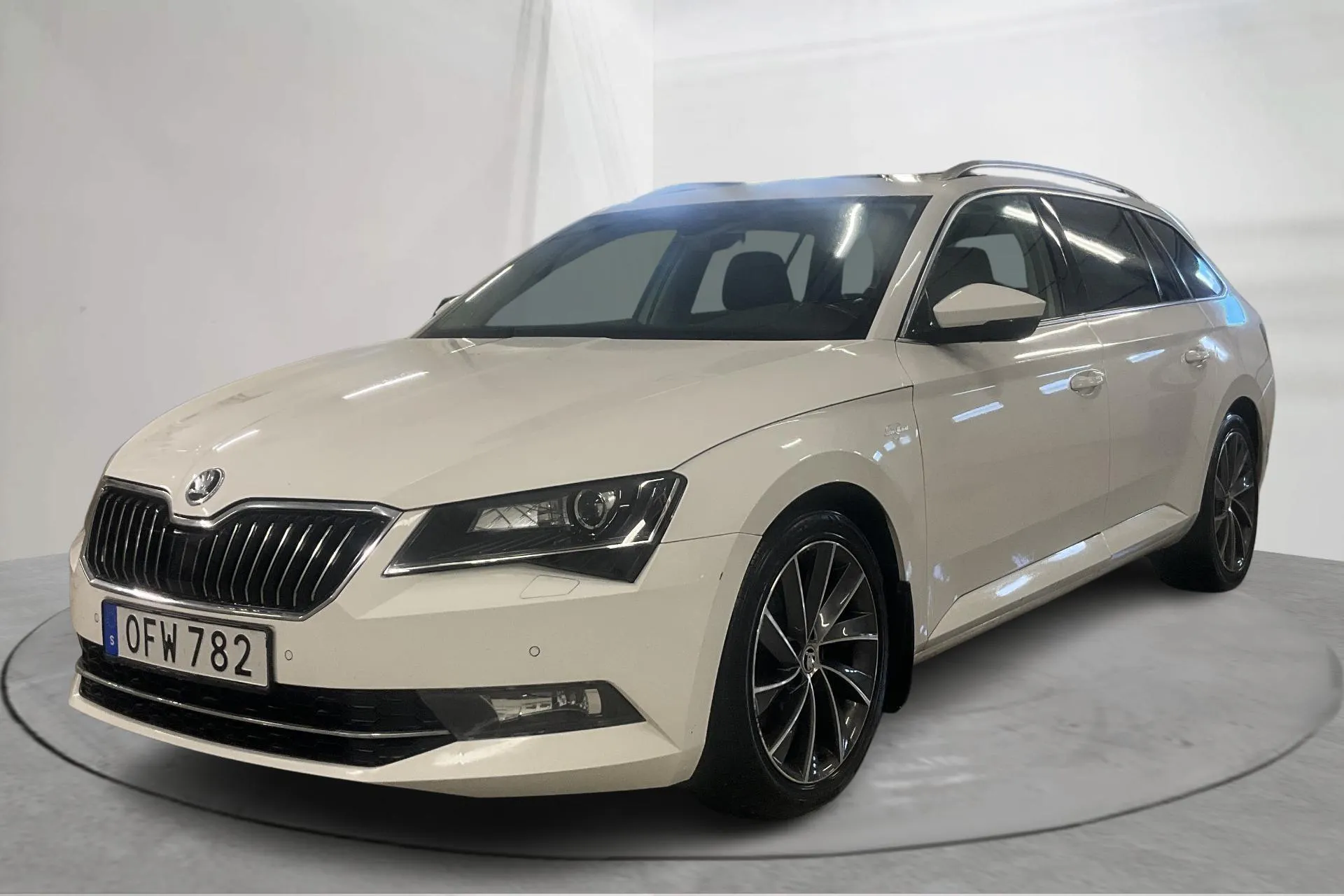 Presentationsfoto 1 av 27: Skoda Superb 2.0 TDI 4x4 Kombi (190hk) - 17 135 mil - Automat - vit - 2017