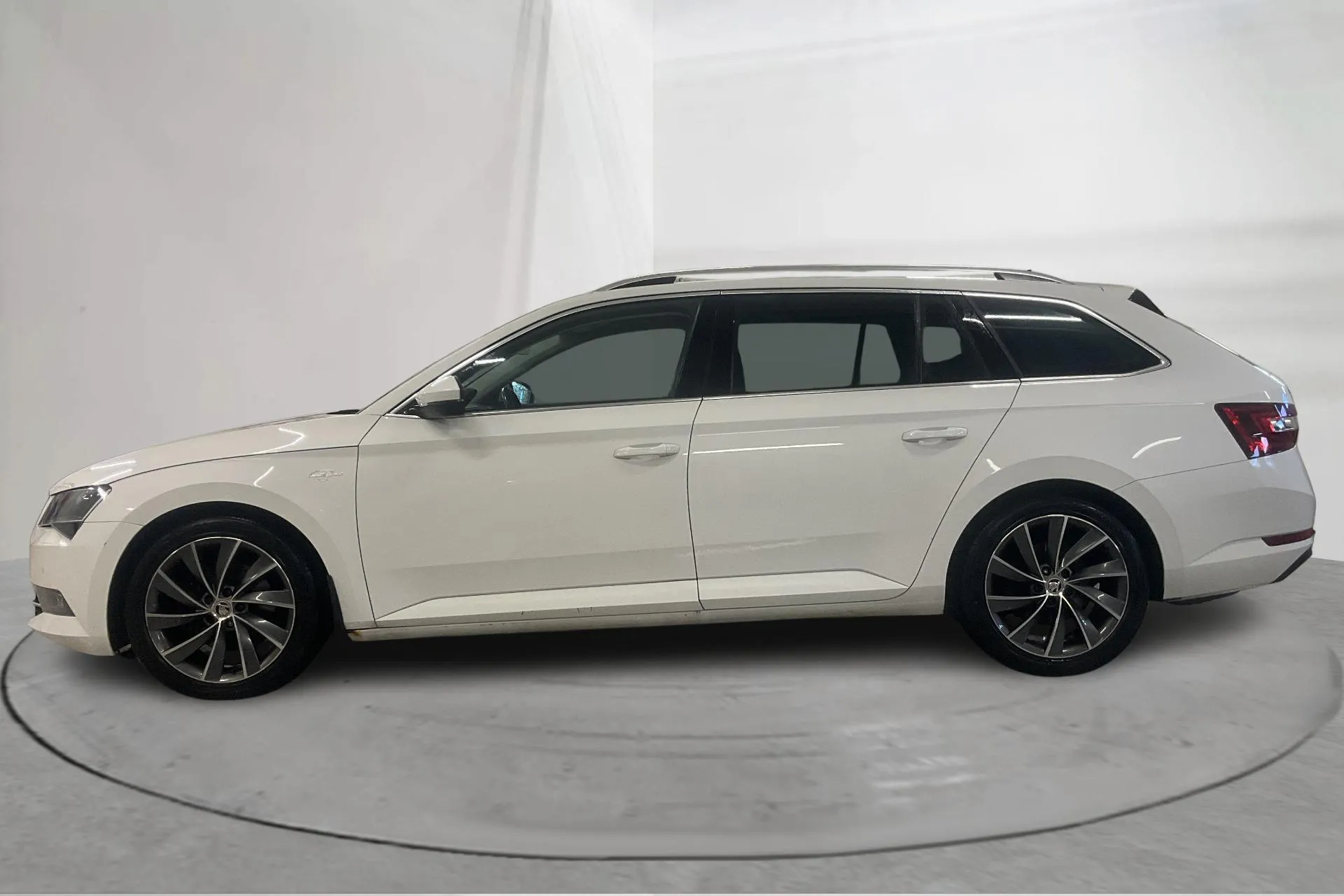 Presentationsfoto 2 av 27: Skoda Superb 2.0 TDI 4x4 Kombi (190hk) - 17 135 mil - Automat - vit - 2017