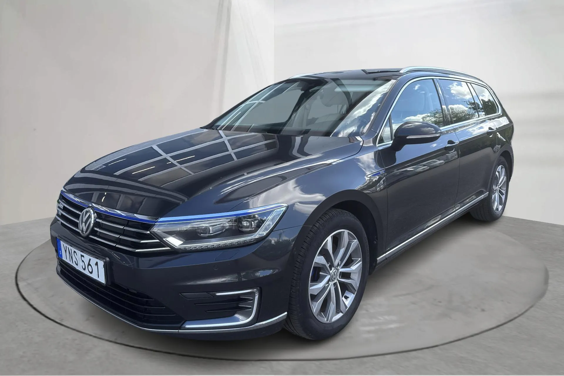 Presentationsfoto 1 av 17: VW Passat 1.4 Plug-in-Hybrid Sportscombi (218hk) - 13 989 mil - Automat - Mörkgrå - 2018