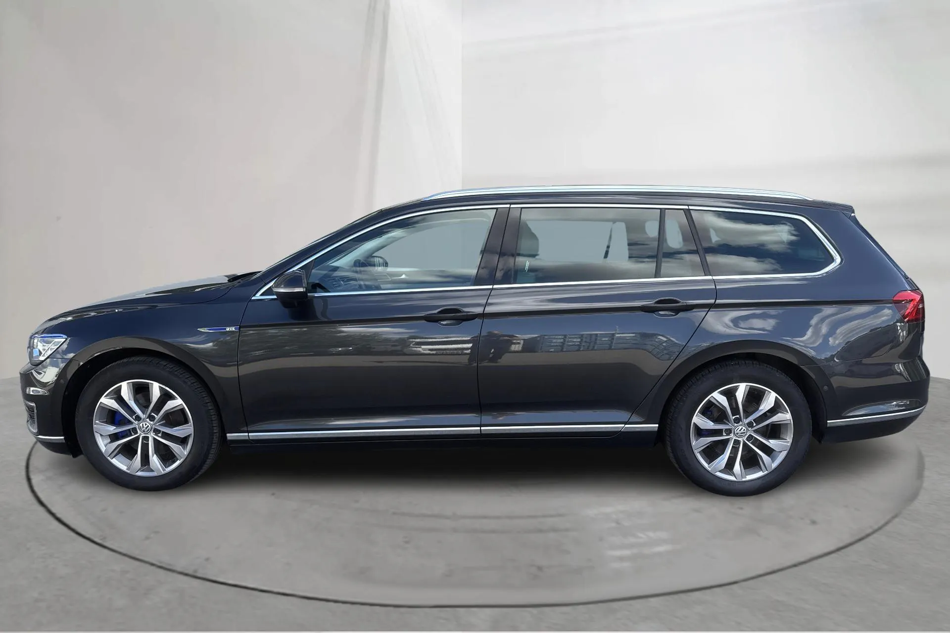Presentationsfoto 2 av 17: VW Passat 1.4 Plug-in-Hybrid Sportscombi (218hk) - 13 989 mil - Automat - Mörkgrå - 2018