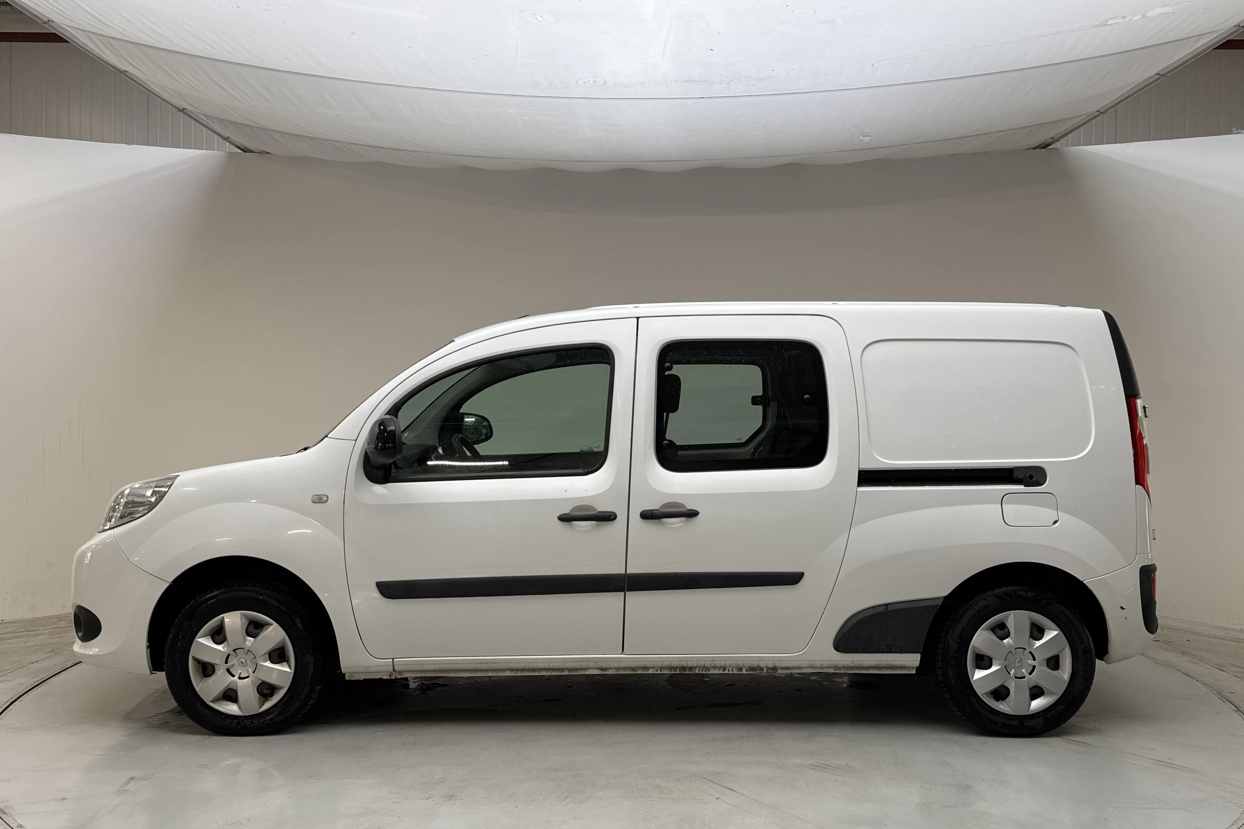 Presentationsfoto 2 av 12: Renault Kangoo 1.5 dCi Maxi skåp (90hk) - 5 366 mil - Automat - vit - 2019