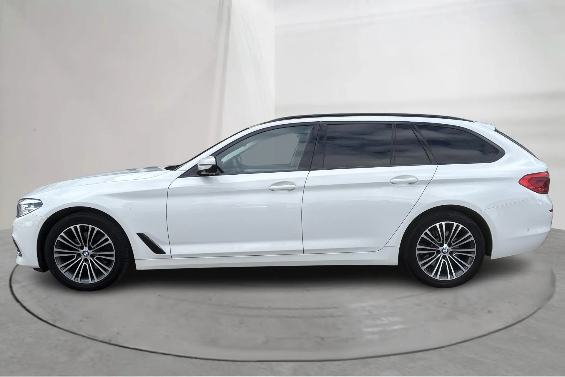 Presentation photo 2 of 16: BMW 520d xDrive Touring, G31 (190hk) - 113 660 km - Automatic - white - 2020
