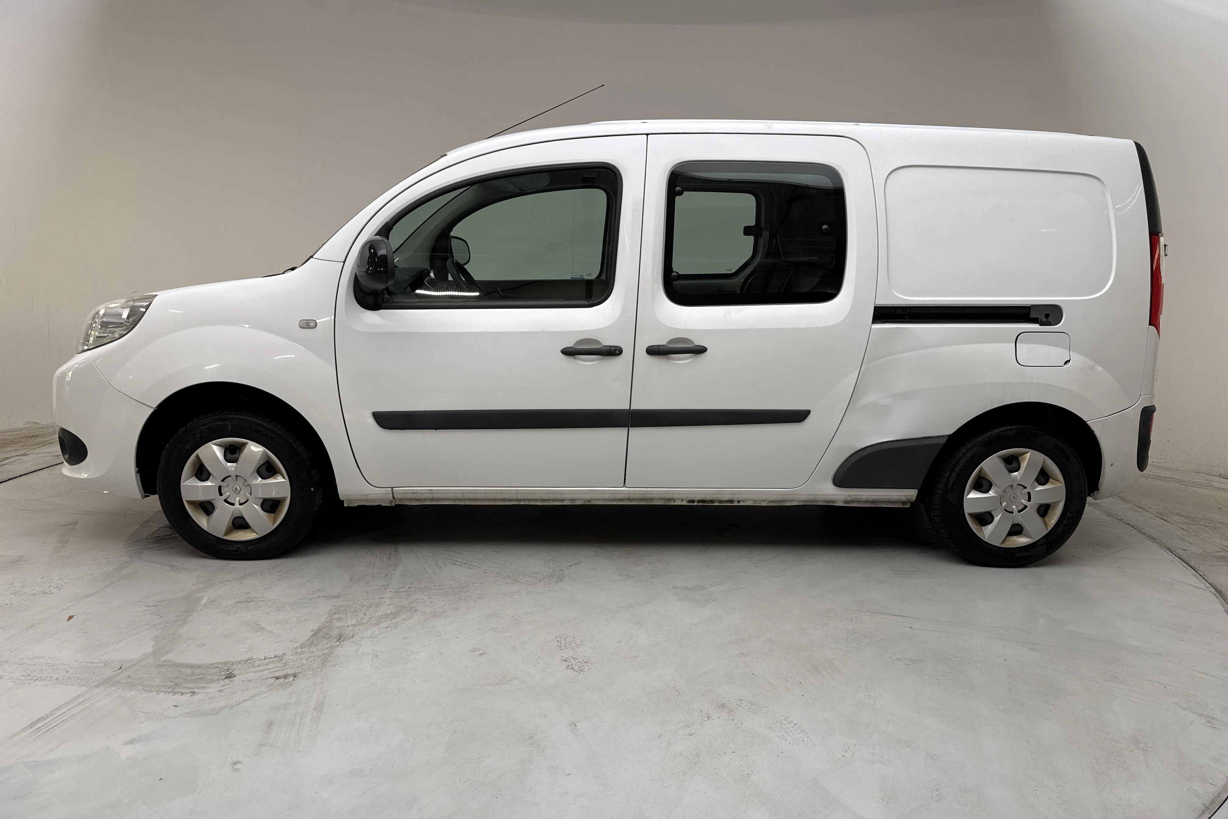 Presentationsfoto 2 av 13: Renault Kangoo 1.5 dCi Maxi skåp (90hk) - 8 051 mil - Automat - vit - 2019