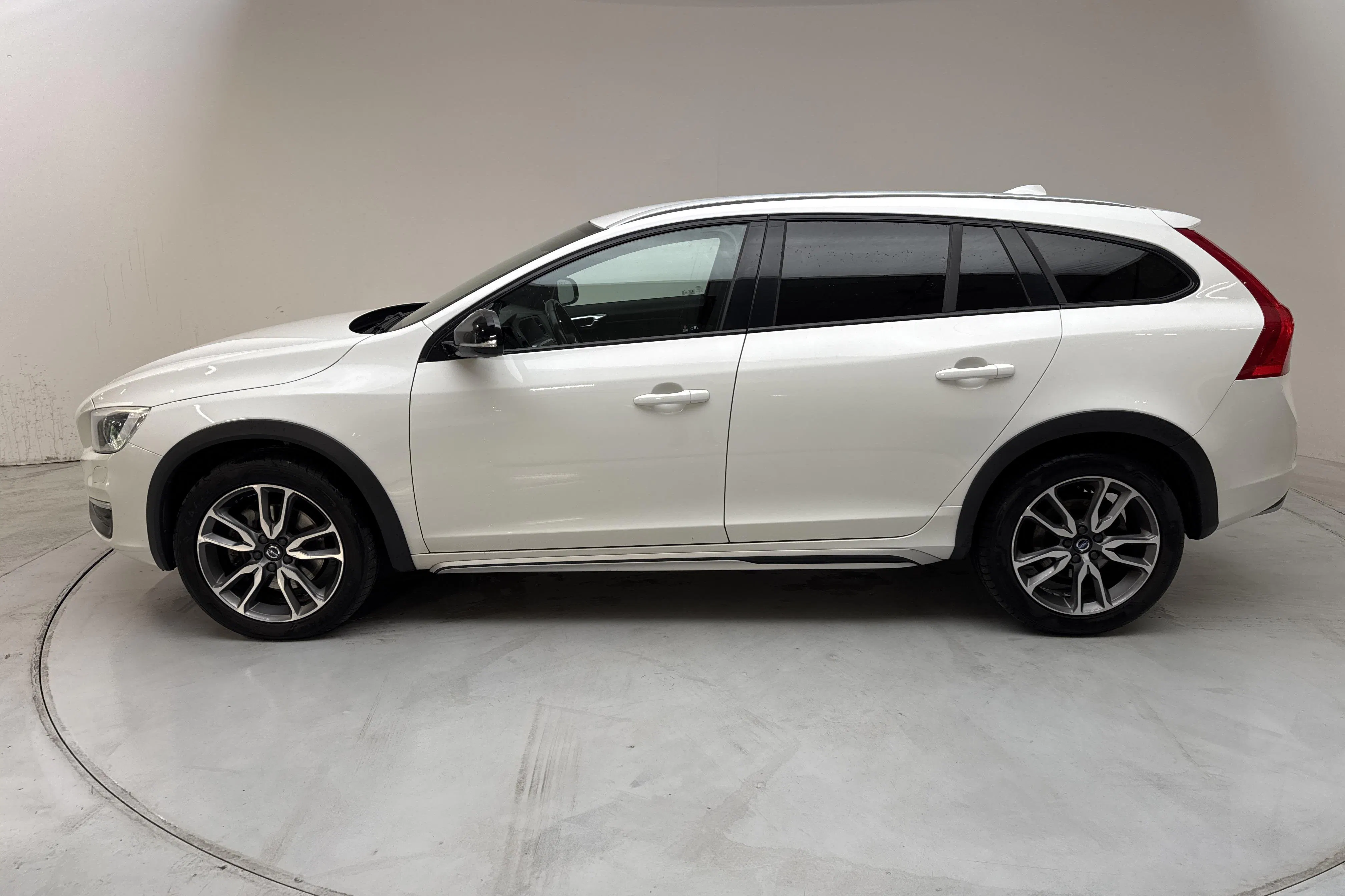 Presentation photo 2 of 13: Volvo V60 D4 Cross Country AWD (190hk) - 183 190 km - Automatic - white - 2016