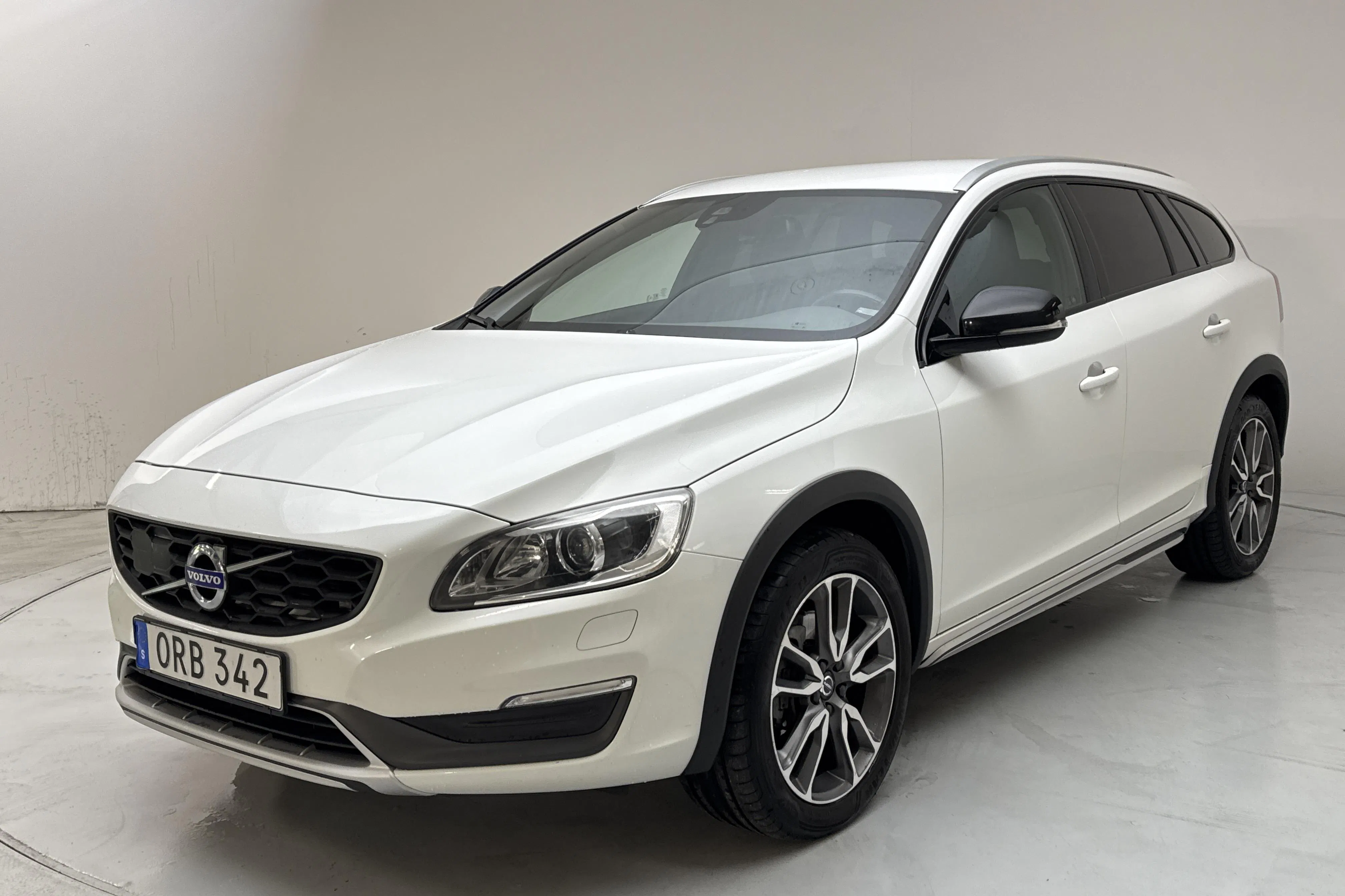Presentation photo 1 of 13: Volvo V60 D4 Cross Country AWD (190hk) - 183 190 km - Automatic - white - 2016