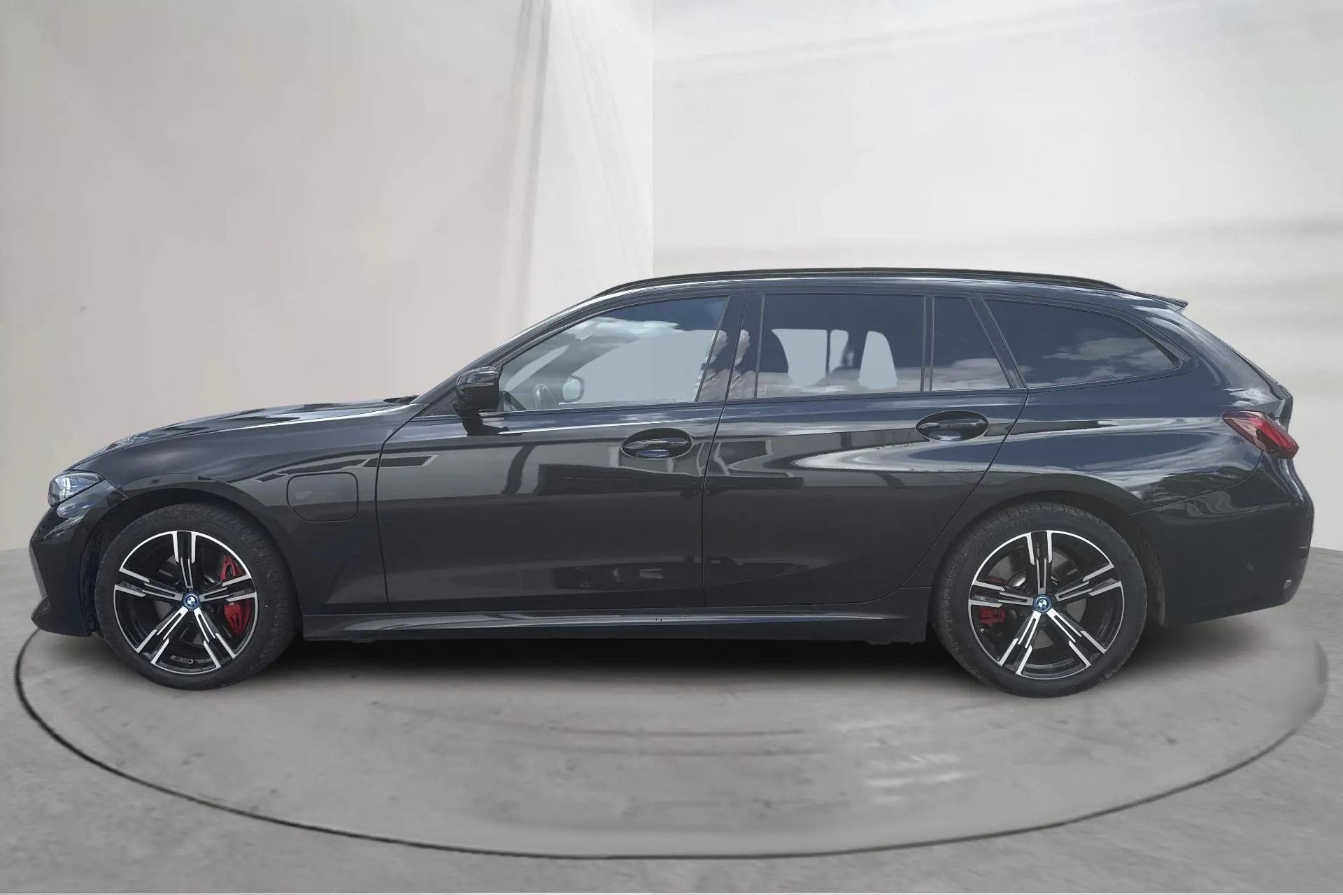 Presentationsfoto 2 av 16: BMW 330e xDrive Touring LCI, G21 (292hk) - 3 487 mil - Automat - svart - 2023