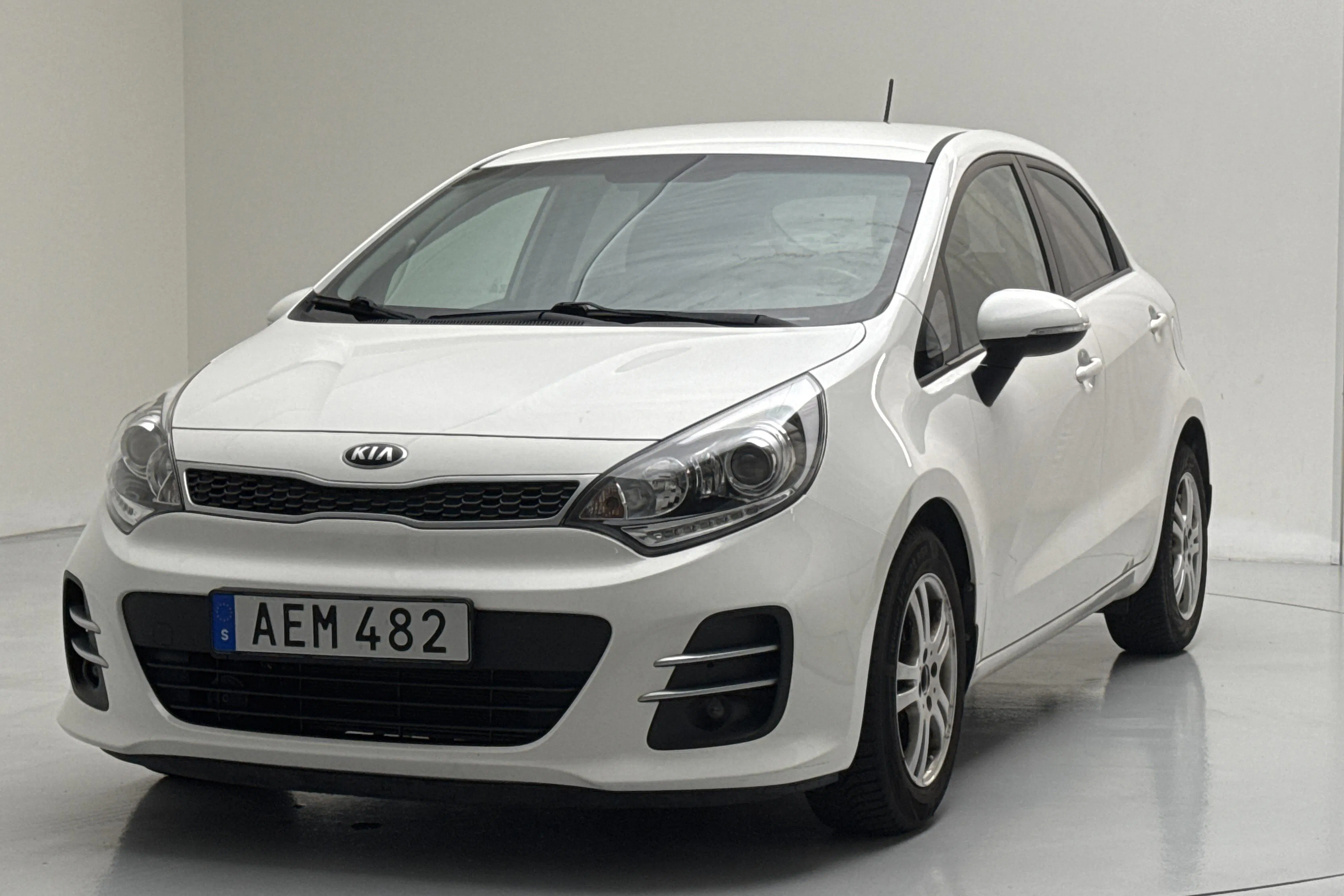 Presentationsfoto 1 av 14: KIA Rio 1.2 (85hk) - 5 925 mil - Manuell - vit - 2015
