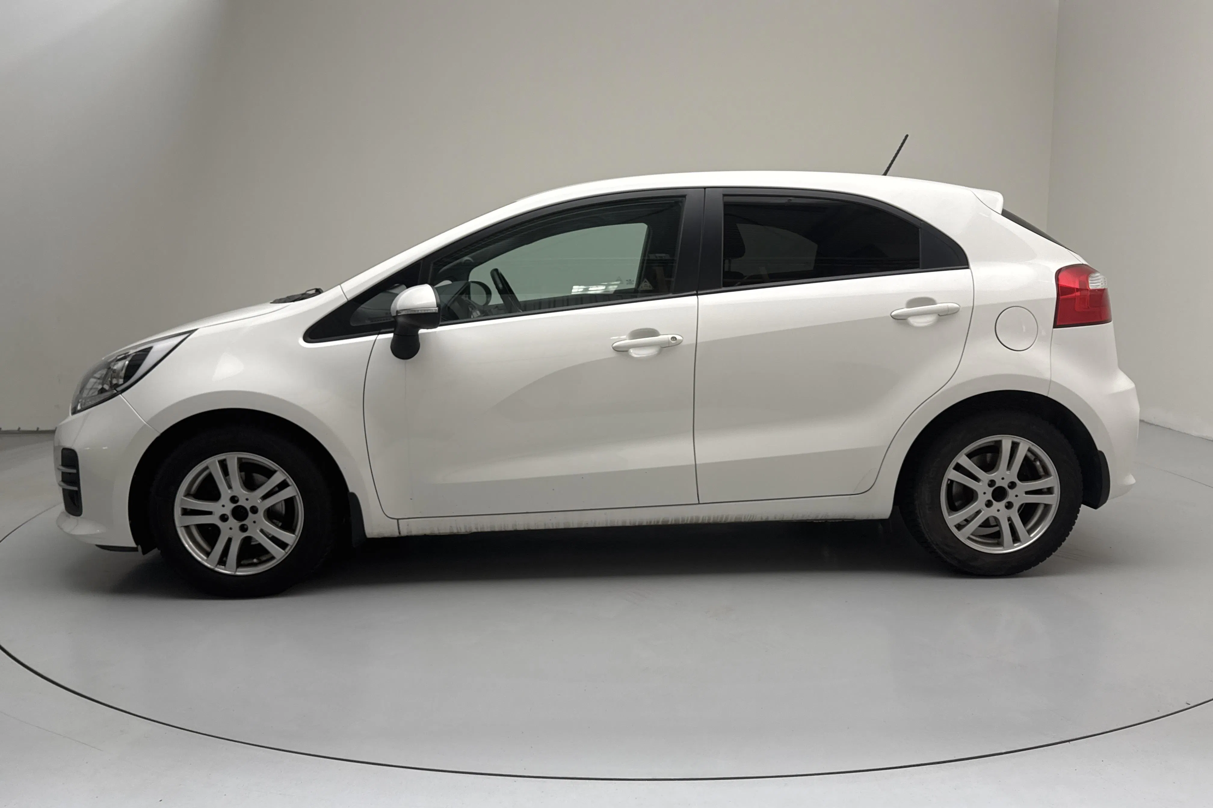 Presentationsfoto 2 av 14: KIA Rio 1.2 (85hk) - 5 925 mil - Manuell - vit - 2015