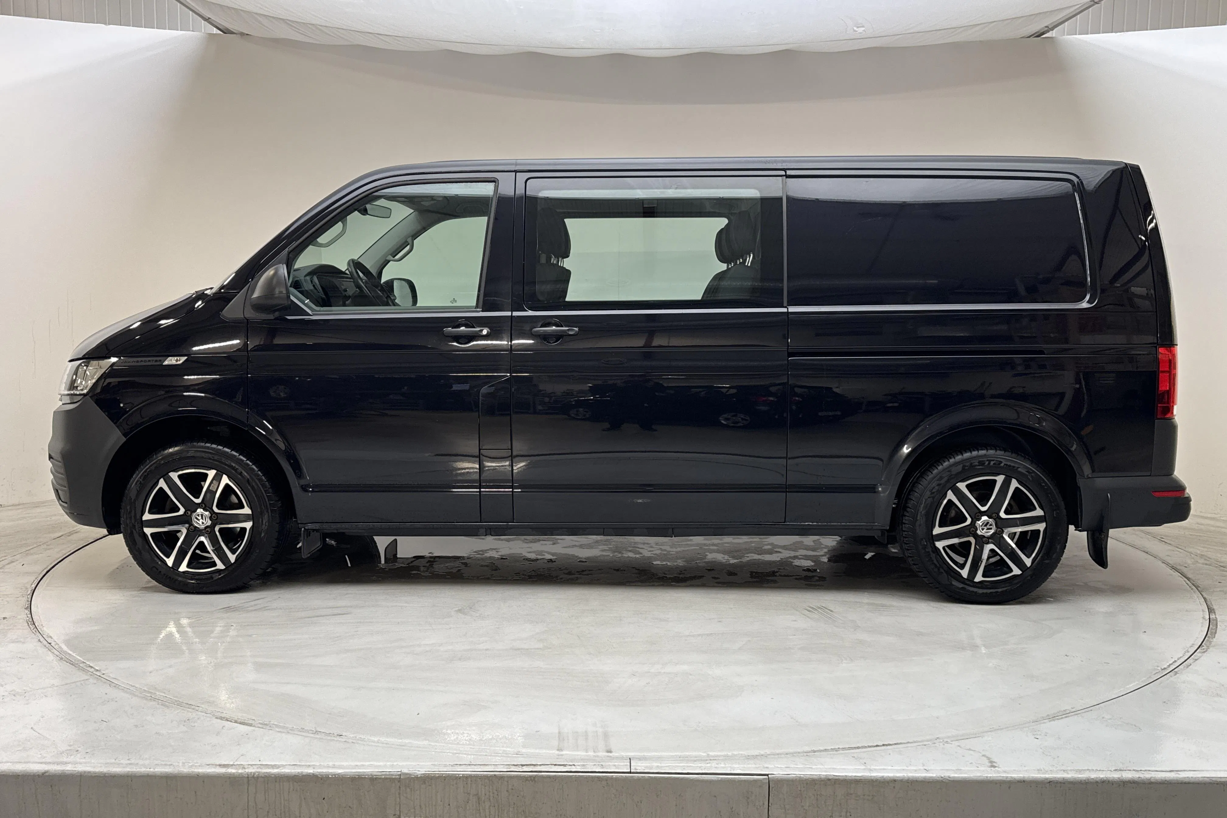 Presentation photo 2 of 13: VW Transporter T6.1 Skåp TDI (150hk) - 140 710 km - Automatic - black - 2023
