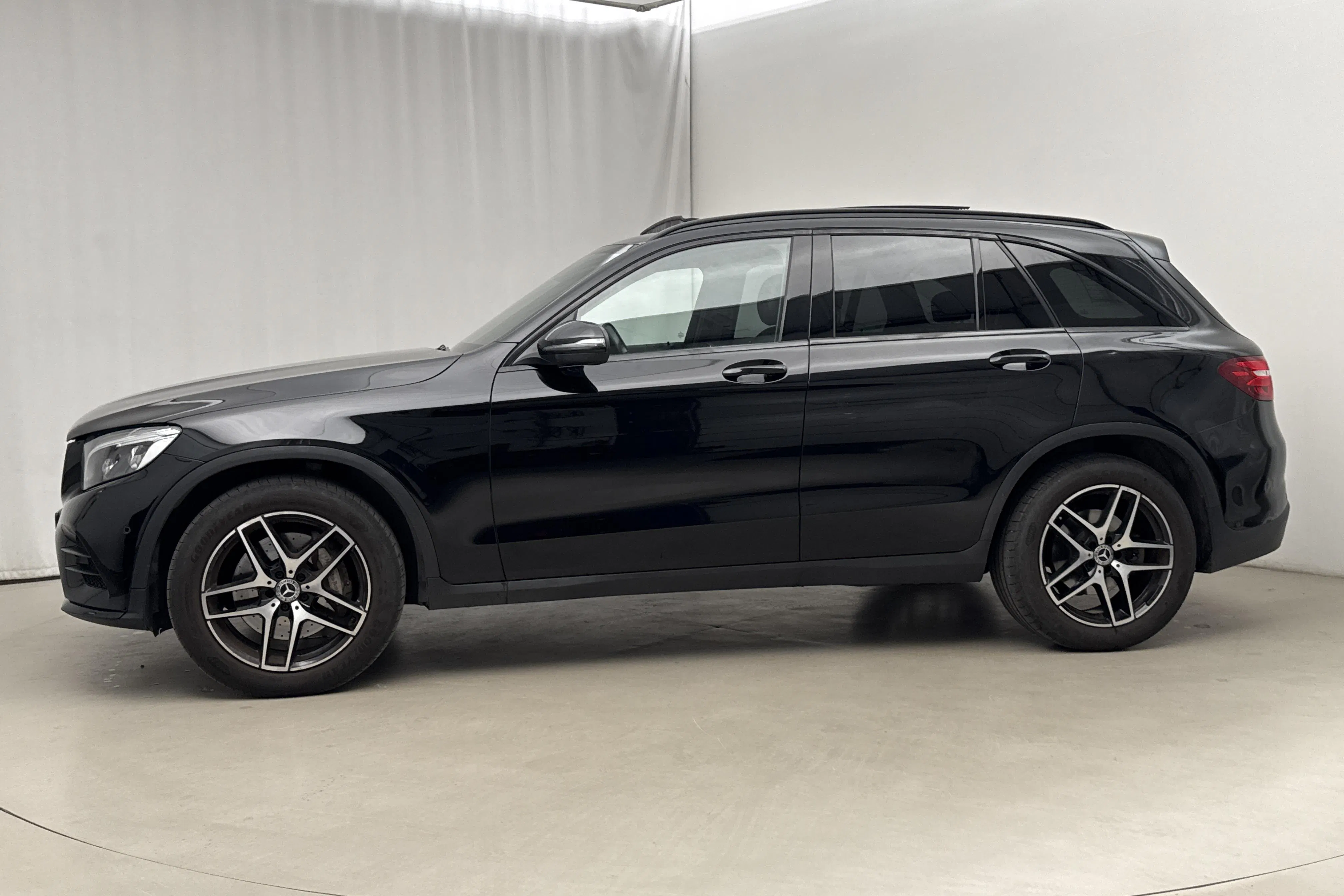Presentationsfoto 2 av 23: Mercedes GLC 220 d 4MATIC X253 (170hk) - 13 487 mil - Automat - svart - 2017