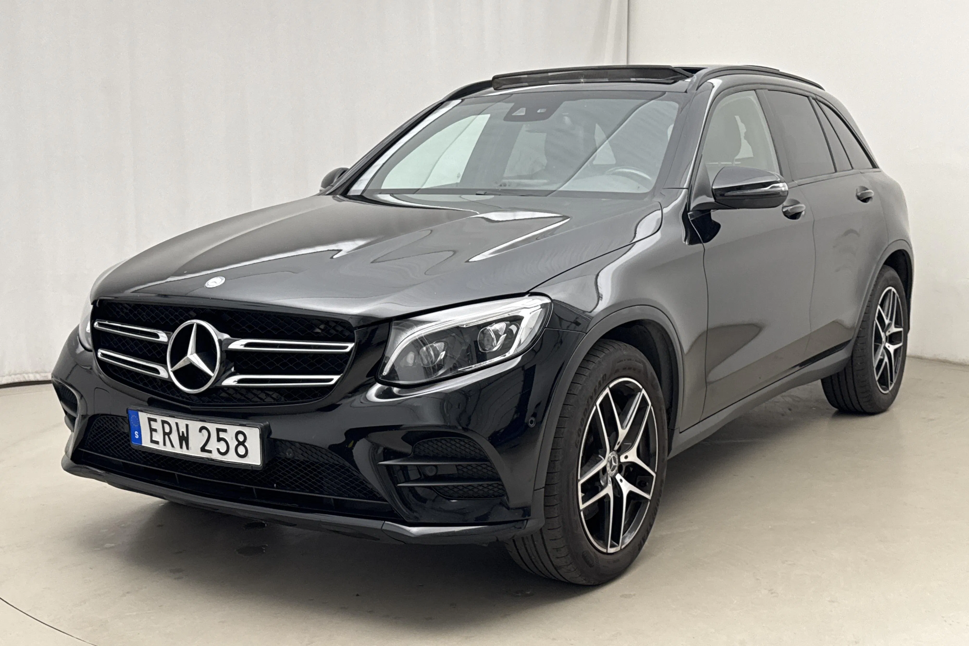 Presentationsfoto 1 av 23: Mercedes GLC 220 d 4MATIC X253 (170hk) - 13 487 mil - Automat - svart - 2017