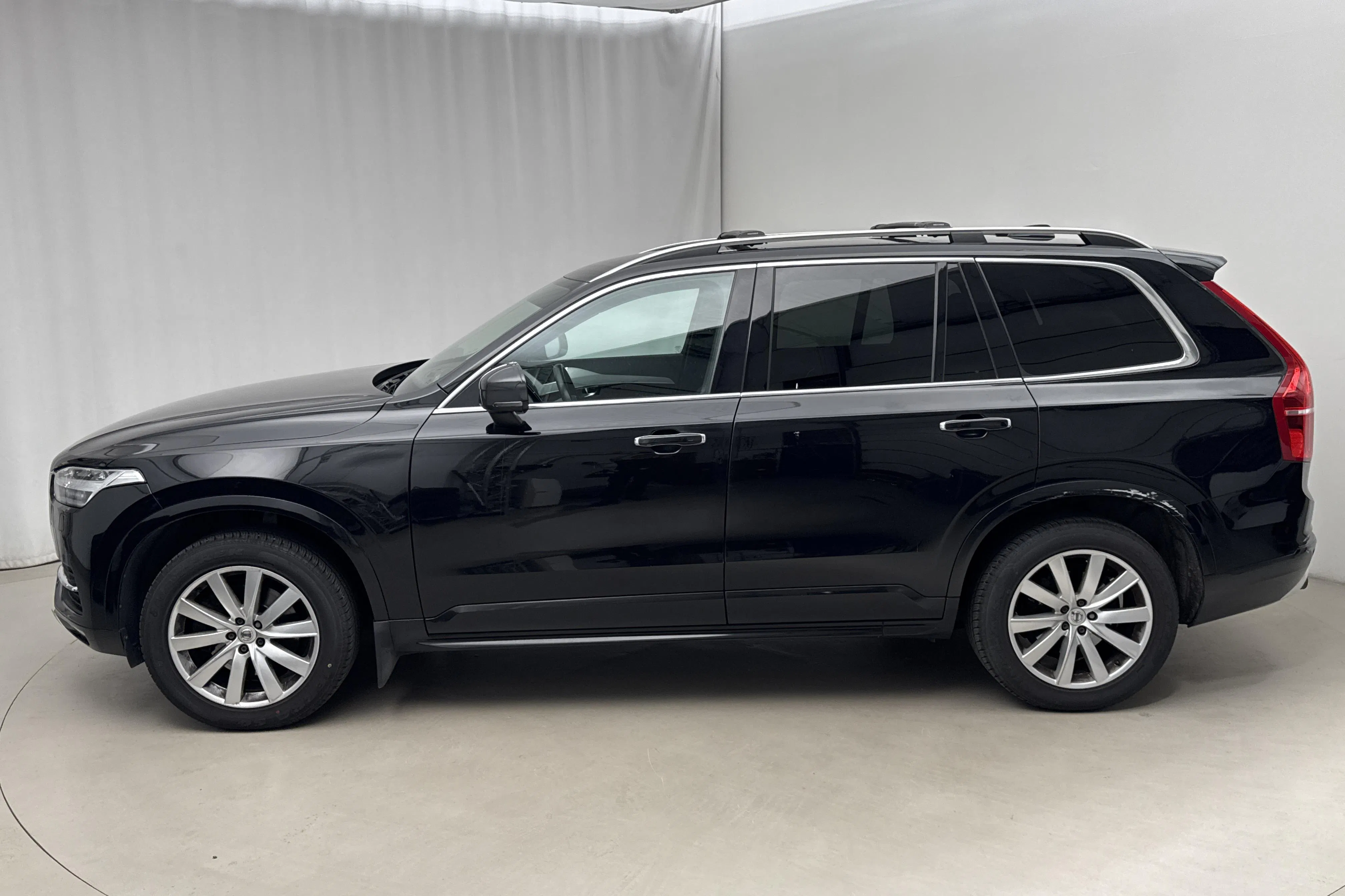 Presentationsfoto 2 av 17: Volvo XC90 T5 AWD (250hk) - 12 407 mil - Automat - svart - 2019