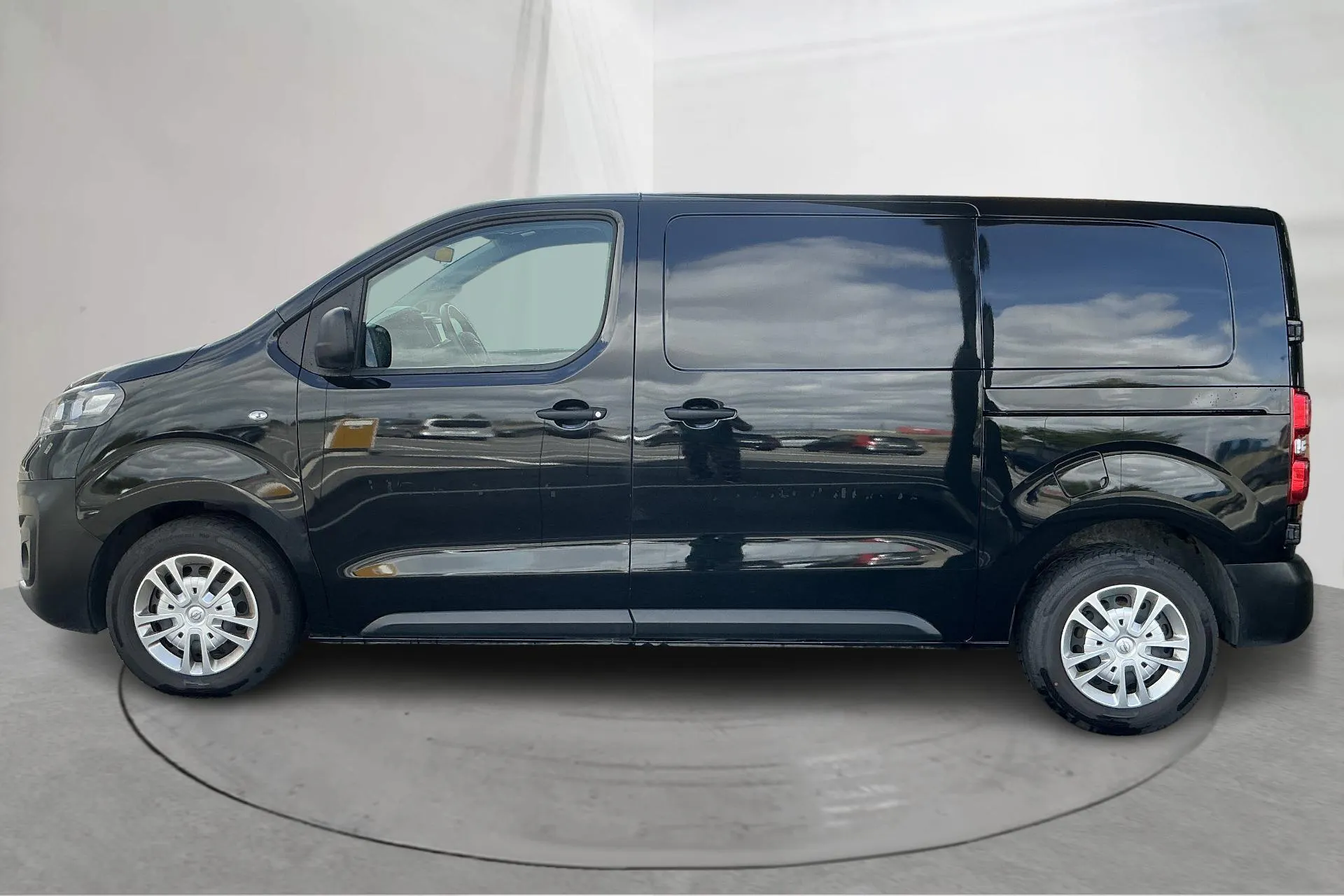 Presentationsfoto 2 av 14: Opel Vivaro 1.5 D (120hk) - 7 368 mil - Manuell - svart - 2021