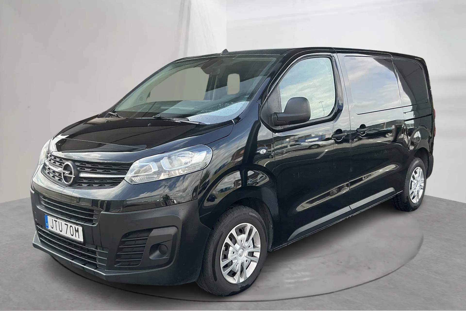 Presentationsfoto 1 av 14: Opel Vivaro 1.5 D (120hk) - 7 368 mil - Manuell - svart - 2021