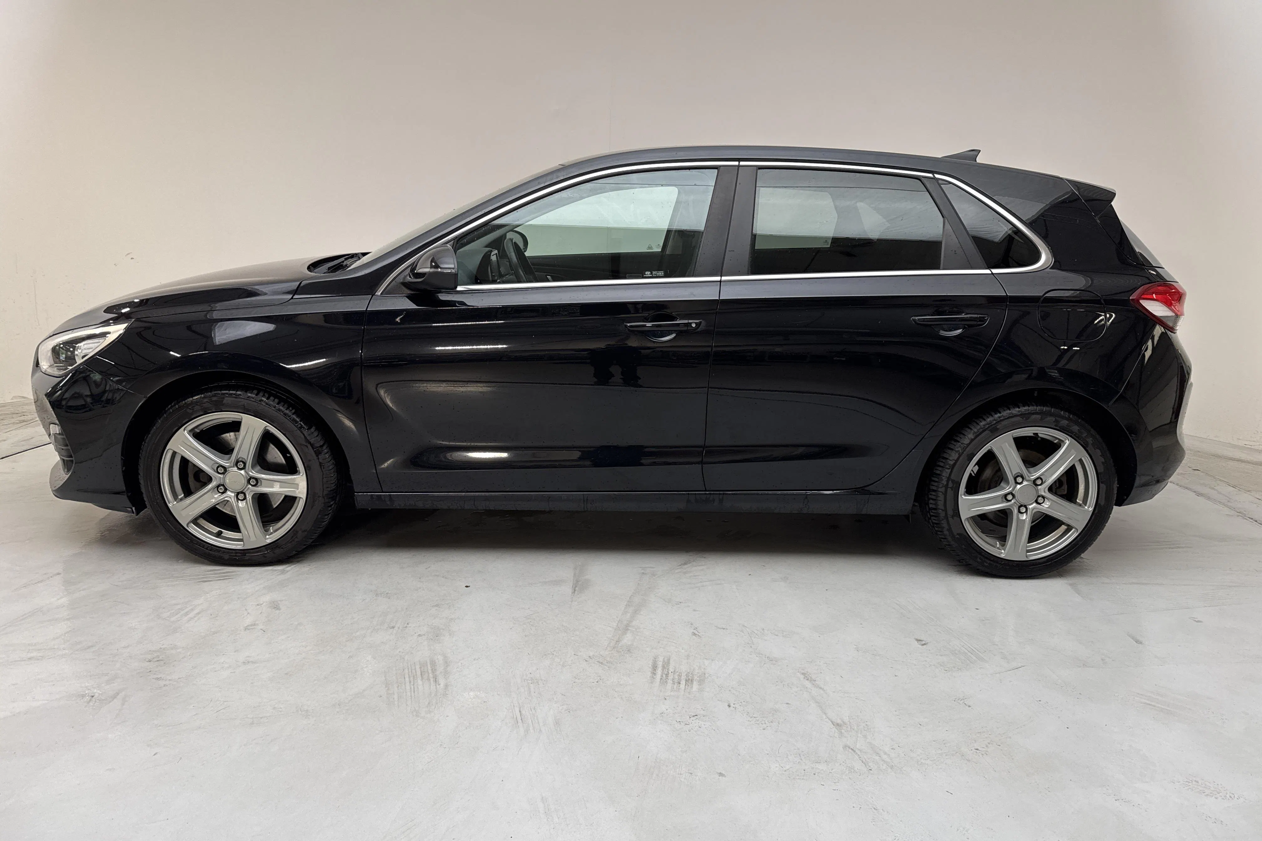 Presentationsfoto 2 av 15: Hyundai i30 1.0 T-GDi 5dr (120hk) - 7 691 mil - Manuell - svart - 2020