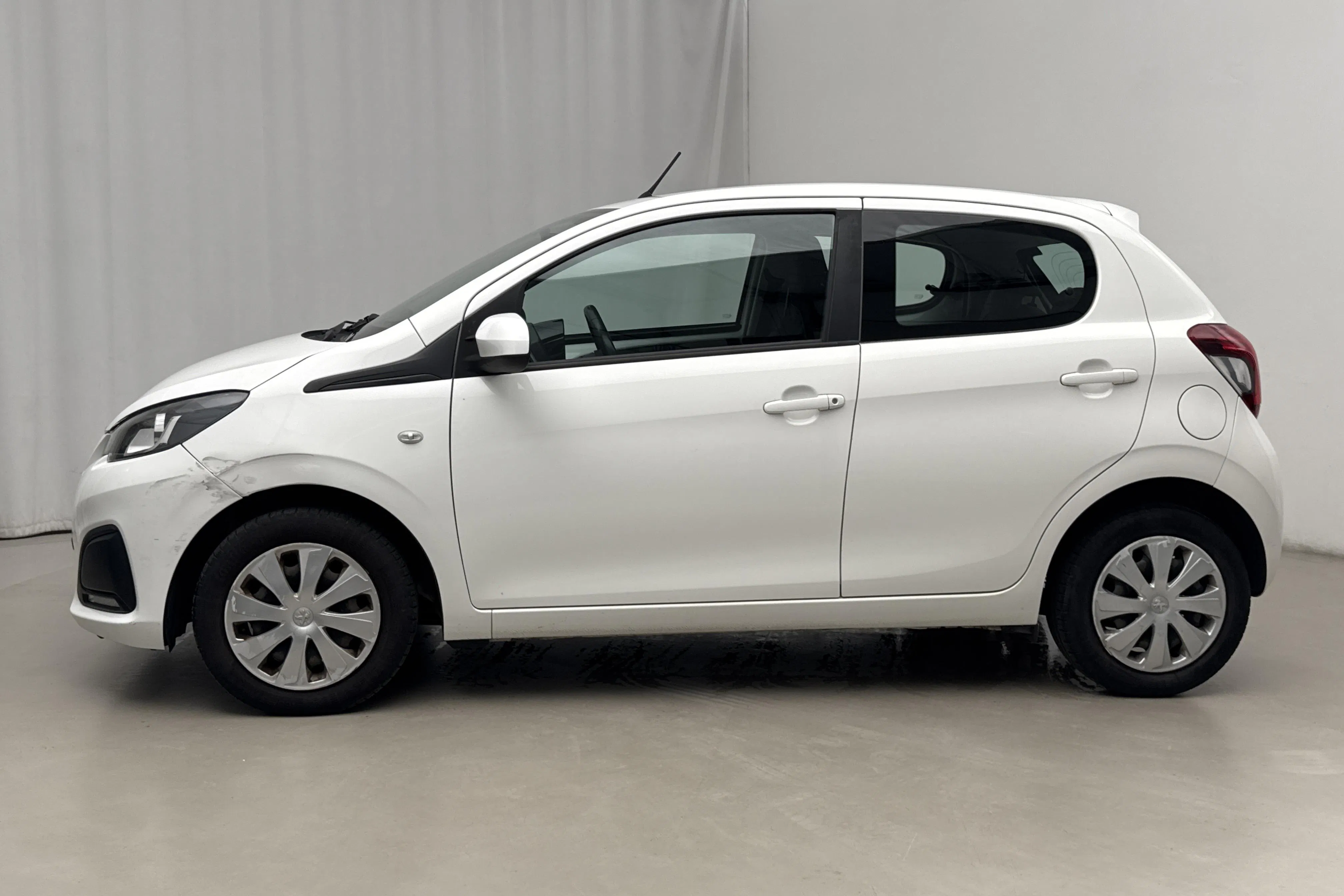 Presentation photo 2 of 15: Peugeot 108 PureTech 5dr (68hk) - 99 270 km - Manual - white - 2015