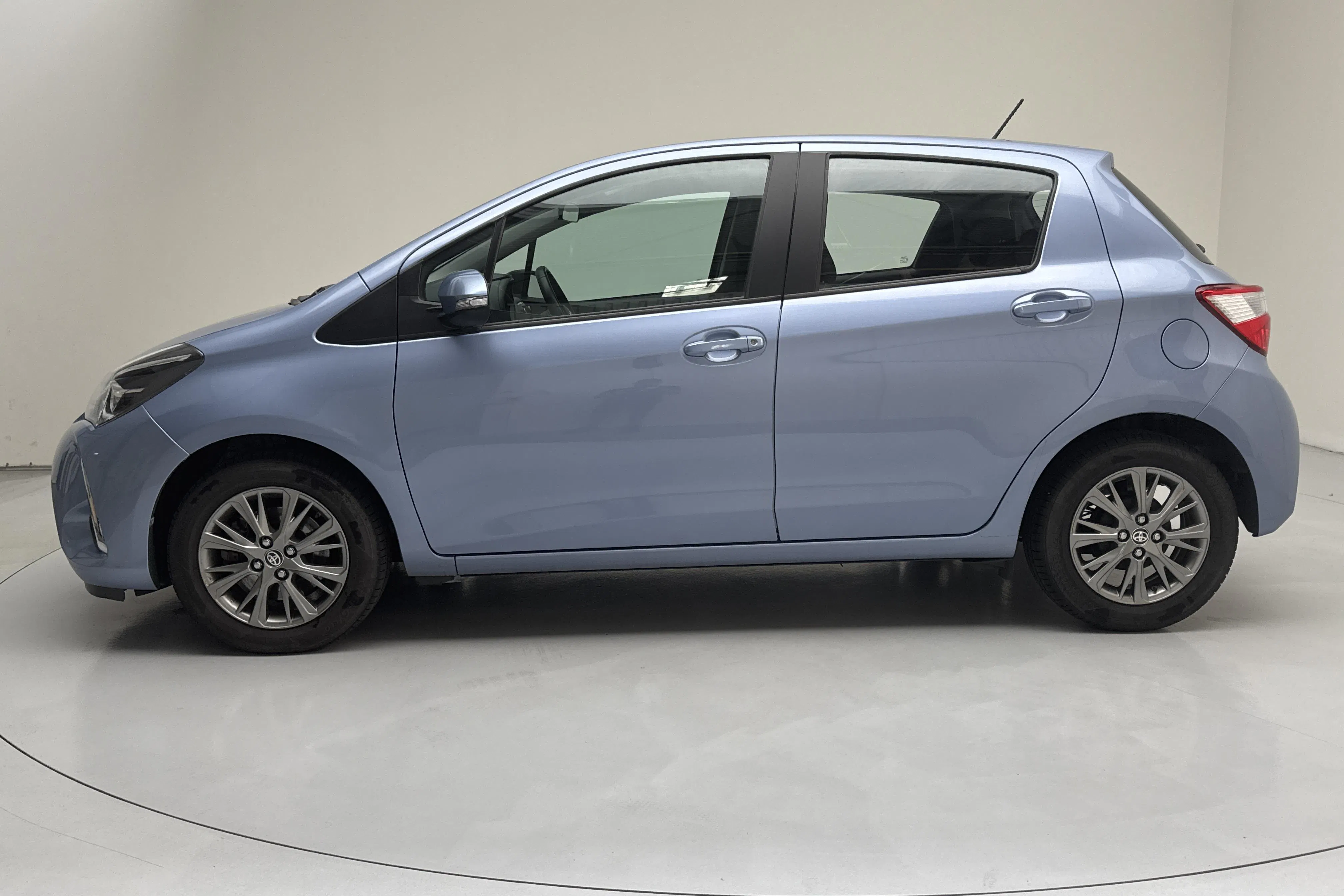 Presentationsfoto 2 av 12: Toyota Yaris 1.5 5dr (111hk) - 4 911 mil - Manuell - Ljusblå - 2017