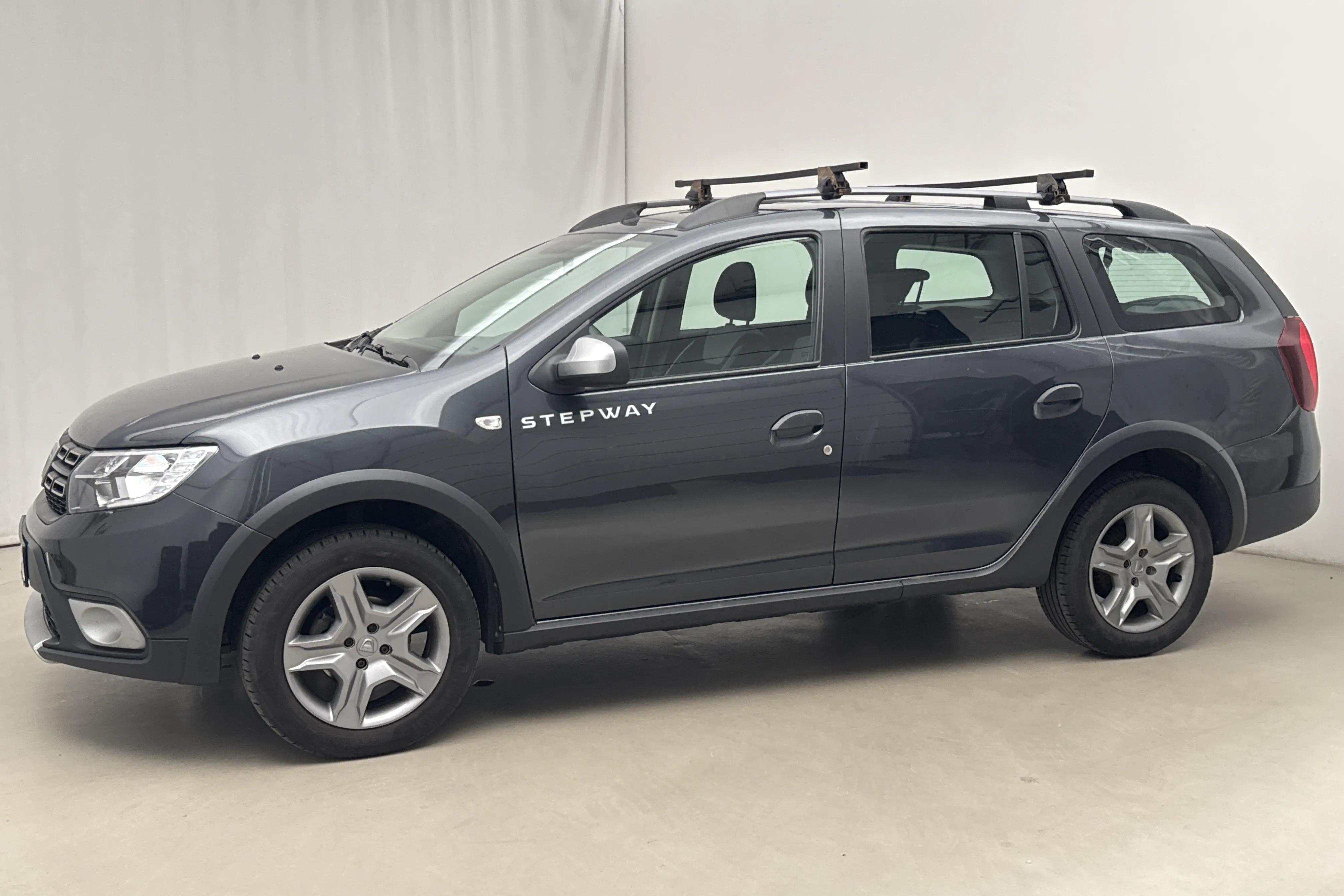 Presentationsfoto 2 av 16: Dacia Logan MCV 0.9 TCe (90hk) - 4 446 mil - Manuell - Mörkgrå - 2018