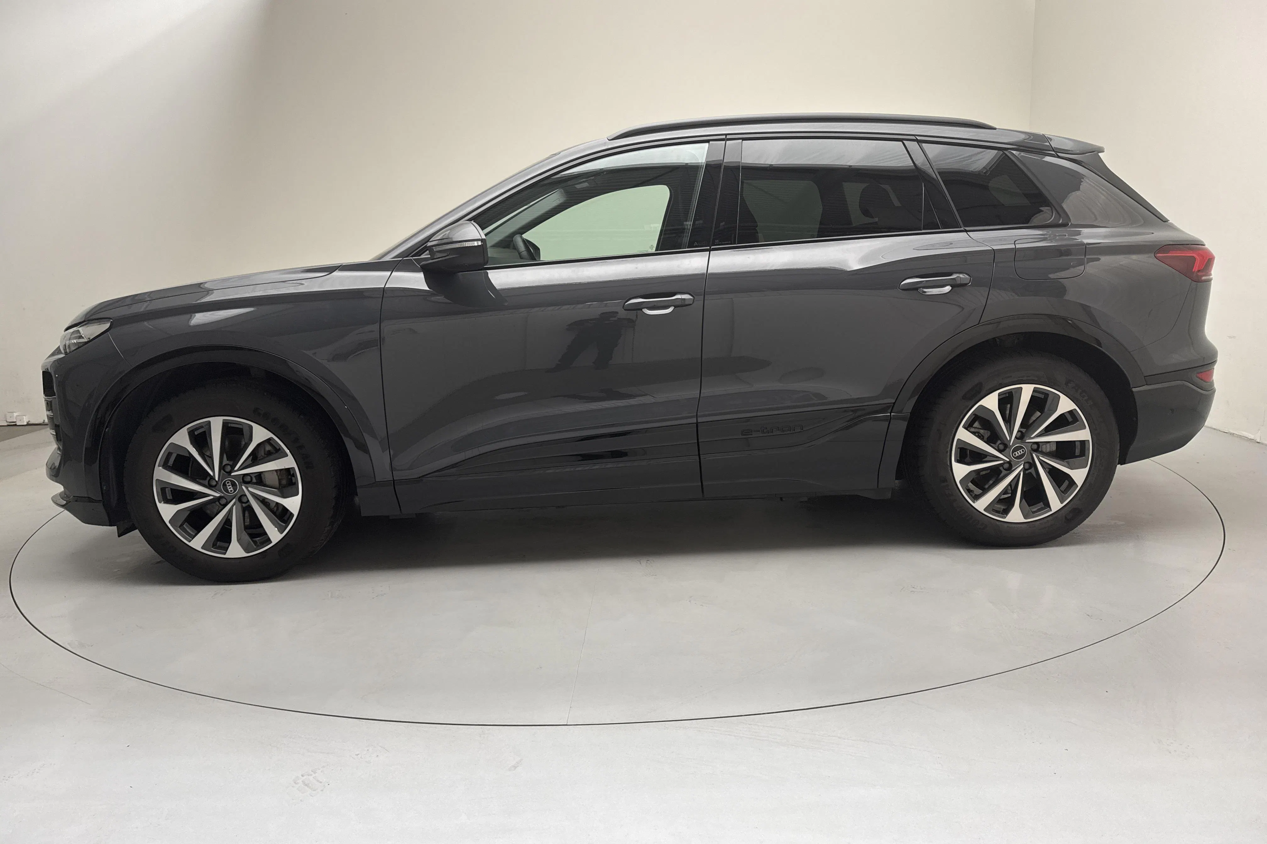 Presentation photo 2 of 17: Audi Q6 e-tron quattro 100kWh (388hk) - 84 270 km - Automatic - gray - 2025