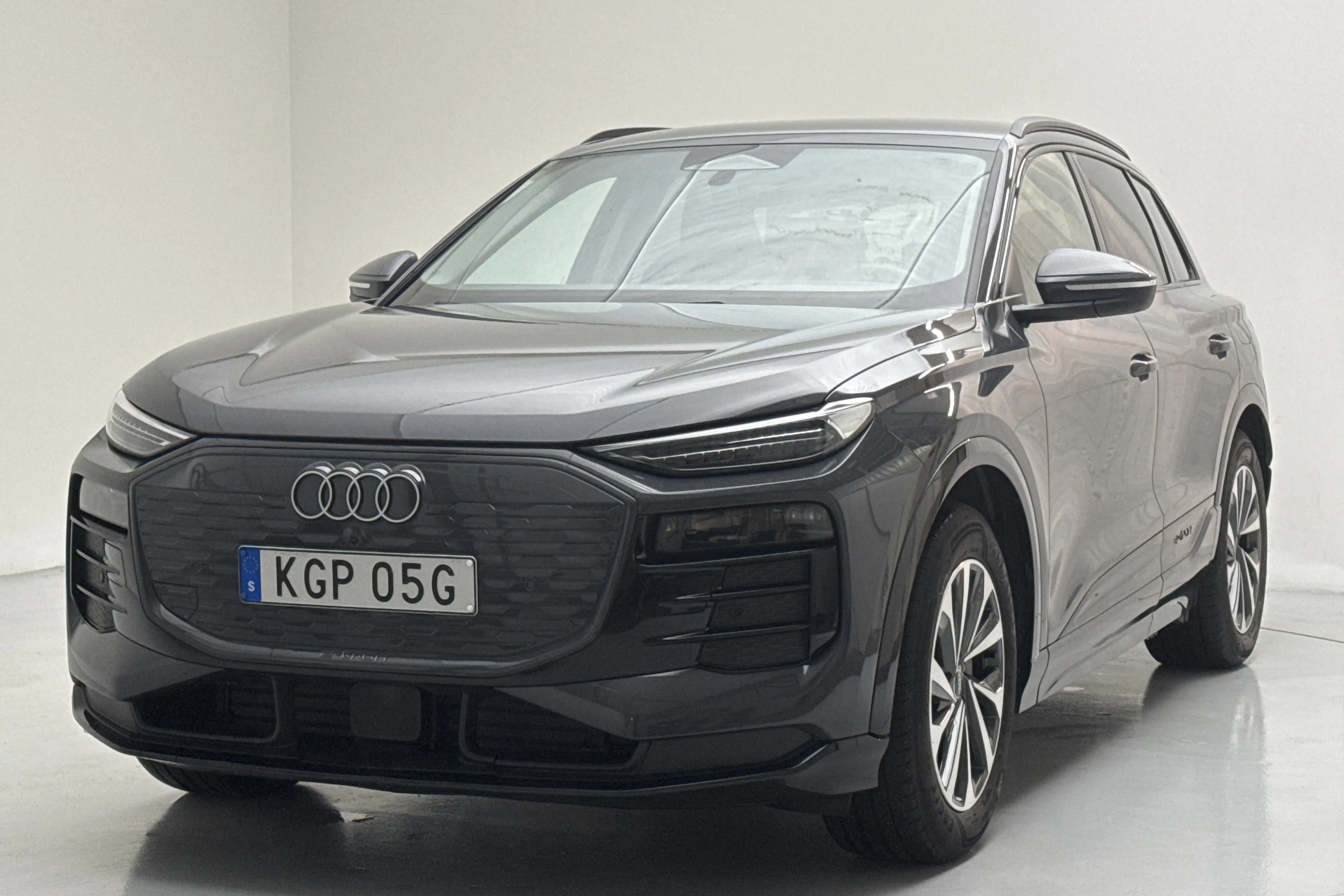 Presentation photo 1 of 17: Audi Q6 e-tron quattro 100kWh (388hk) - 84 270 km - Automatic - gray - 2025