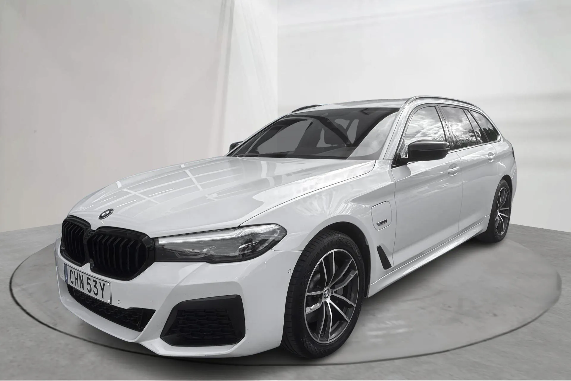 Presentationsfoto 1 av 16: BMW 530e xDrive Touring, G31 12kWh LCI (292hk) - 9 995 mil - Automat - vit - 2023