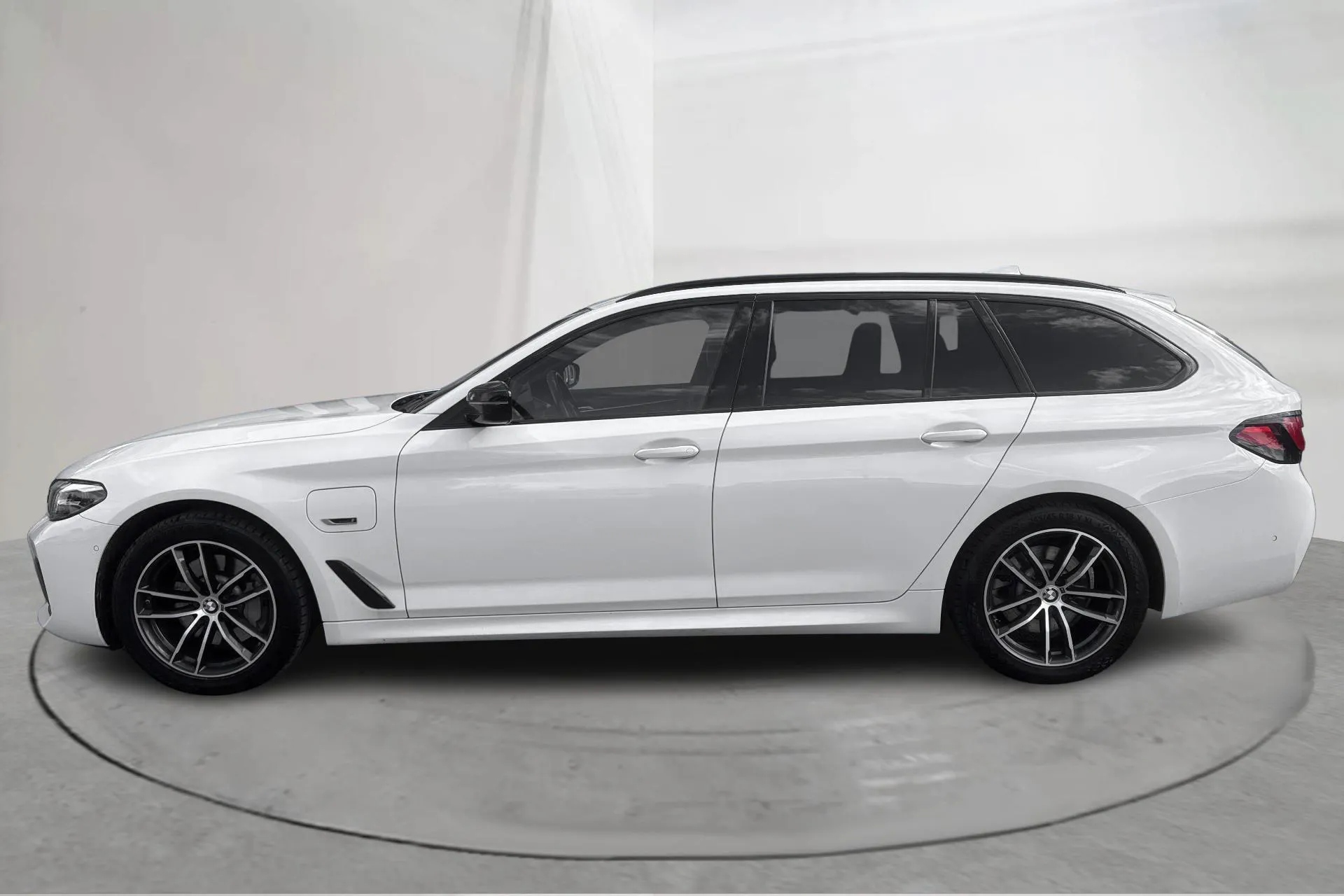 Presentationsfoto 2 av 16: BMW 530e xDrive Touring, G31 12kWh LCI (292hk) - 9 995 mil - Automat - vit - 2023