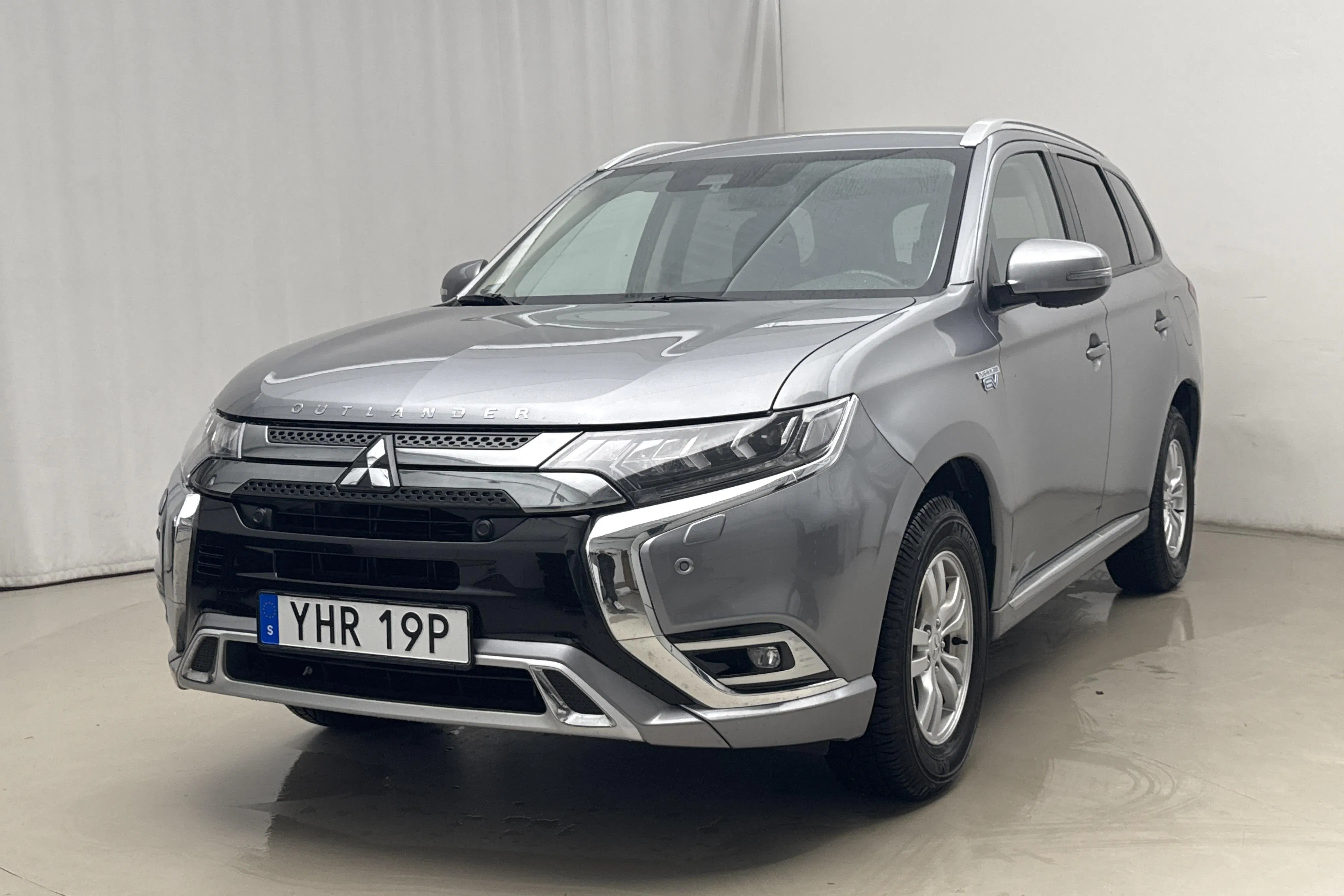 Presentationsfoto 1 av 16: Mitsubishi Outlander 2.4 Plug-in Hybrid 4WD (136hk) - 9 419 mil - Automat - grå - 2020