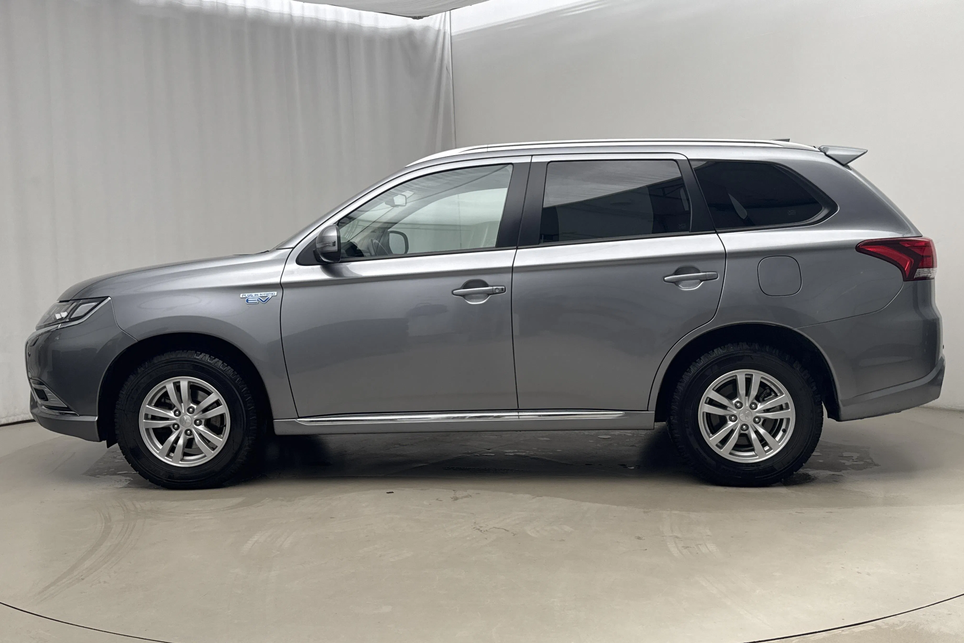 Presentationsfoto 2 av 16: Mitsubishi Outlander 2.4 Plug-in Hybrid 4WD (136hk) - 9 419 mil - Automat - grå - 2020