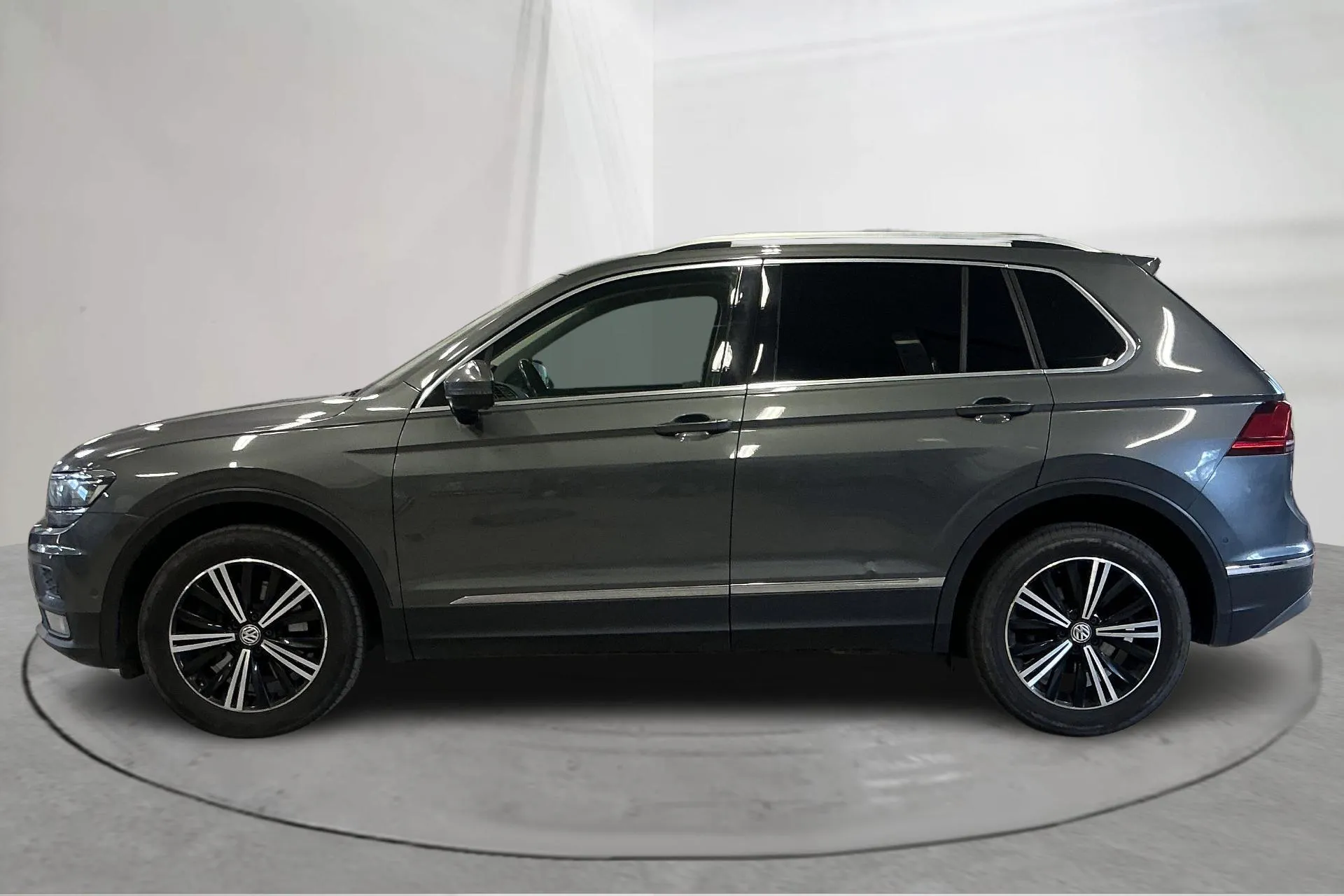 Presentationsfoto 2 av 16: VW Tiguan 2.0 TDI 4MOTION (190hk) - 26 705 mil - Automat - grå - 2019