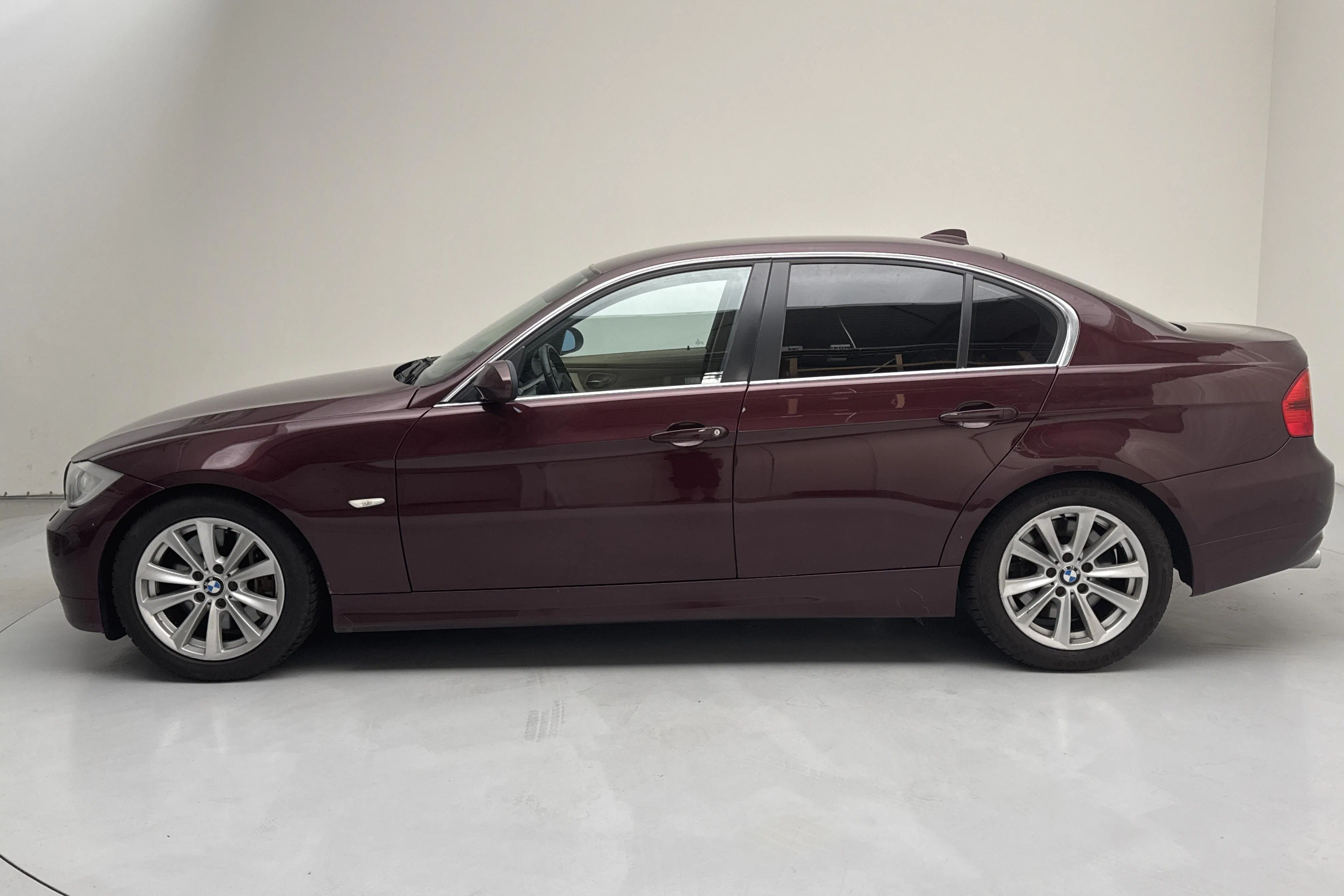 Presentation photo 2 of 13: BMW 330d Sedan, E90 (231hk) - 252 730 km - Automatic - dark red - 2008