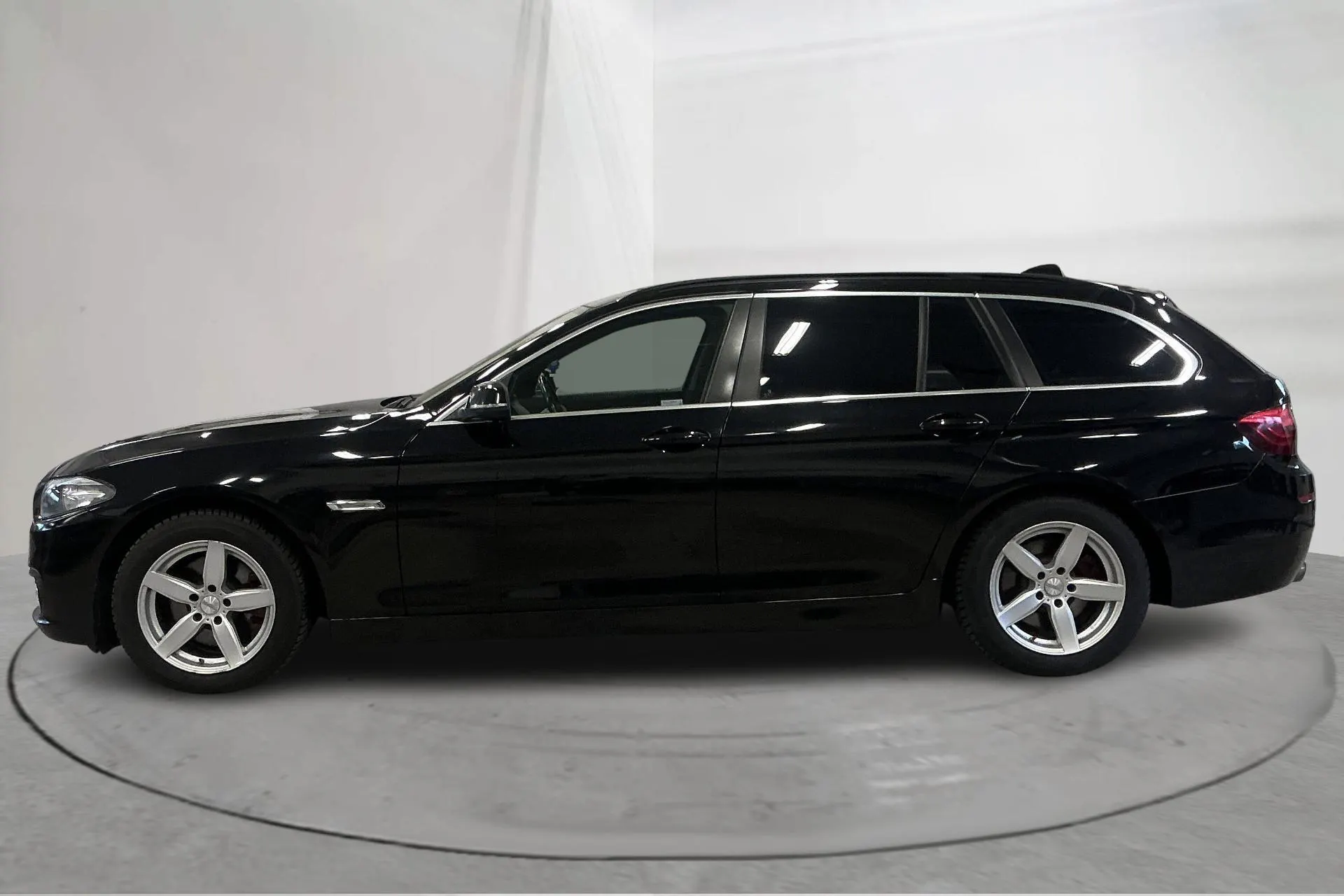 Presentation photo 2 of 14: BMW 520d xDrive Touring, F11 (190hk) - 220 390 km - Automatic - black - 2017
