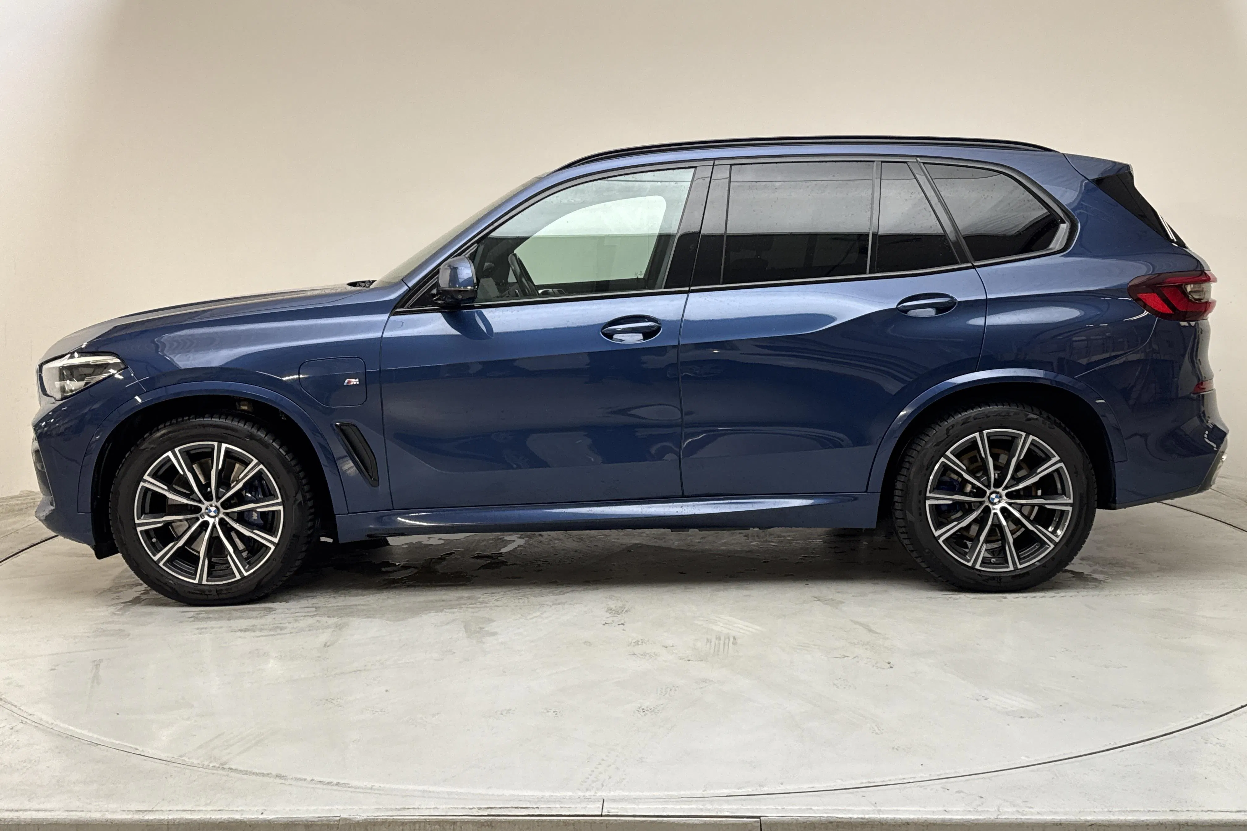 Presentation photo 2 of 16: BMW X5 xDrive45e, G05 (394hk) - 104 490 km - Automatic - blue - 2020